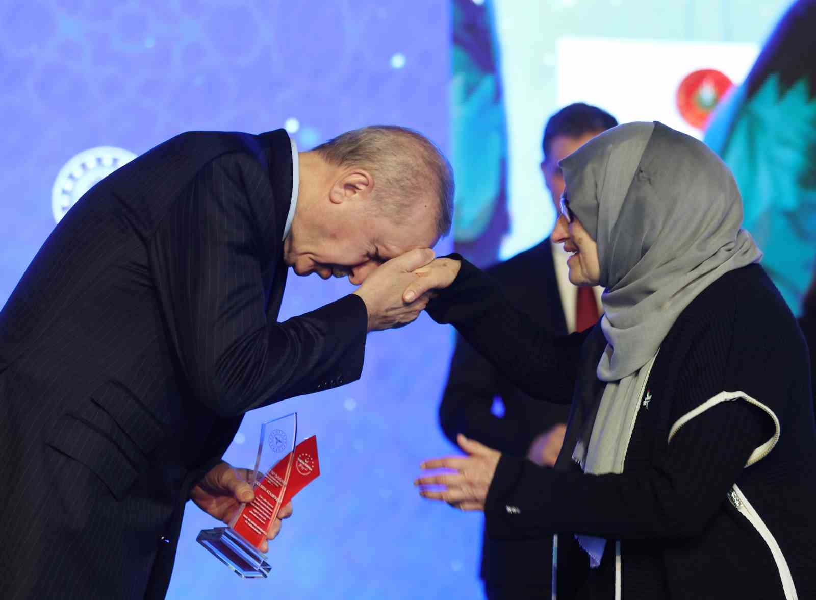 Cumhurbaşkanı Erdoğan: "Sağlık sistemimiz bugün, hiç olmadığı kadar güçlüdür, dayanıklıdır"
Cumhurbaşkanı Erdoğan: "Sağlık sistemimiz bugün, hiç olmadığı kadar güçlüdür, dayanıklıdır"