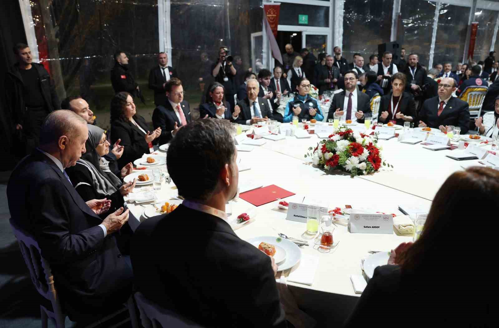 Cumhurbaşkanı Erdoğan: "Sağlık sistemimiz bugün, hiç olmadığı kadar güçlüdür, dayanıklıdır"
Cumhurbaşkanı Erdoğan: "Sağlık sistemimiz bugün, hiç olmadığı kadar güçlüdür, dayanıklıdır"