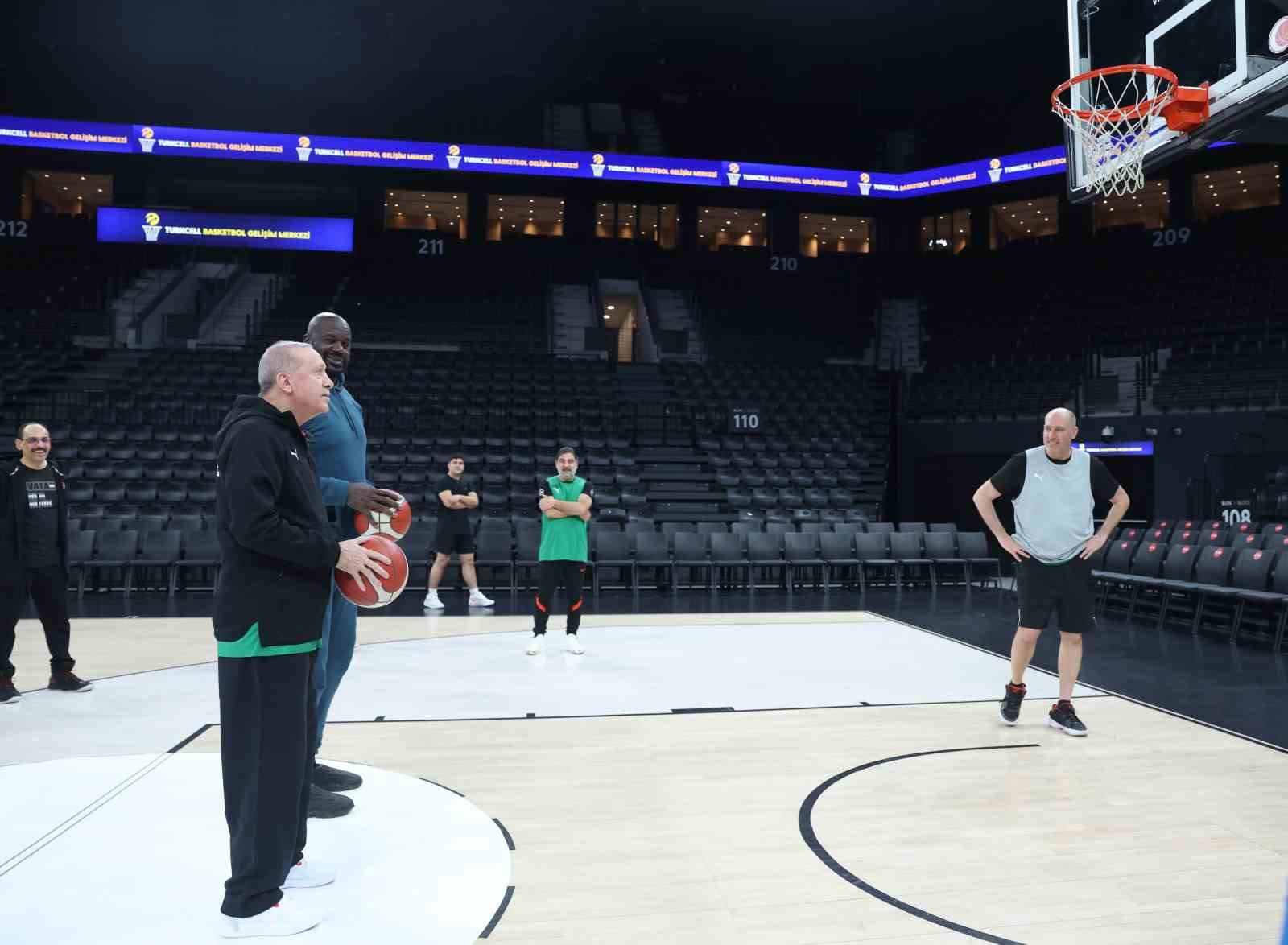 Cumhurbaşkanı Erdoğan, Shaquille O’Neal ile basketbol oynadı
