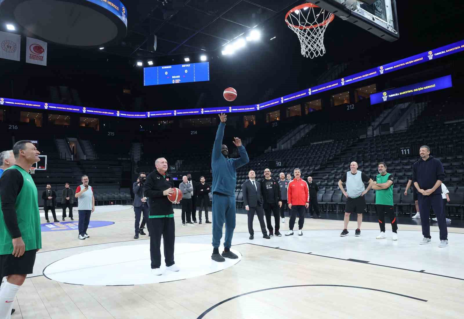 Cumhurbaşkanı Erdoğan, Shaquille O’Neal ile basketbol oynadı
