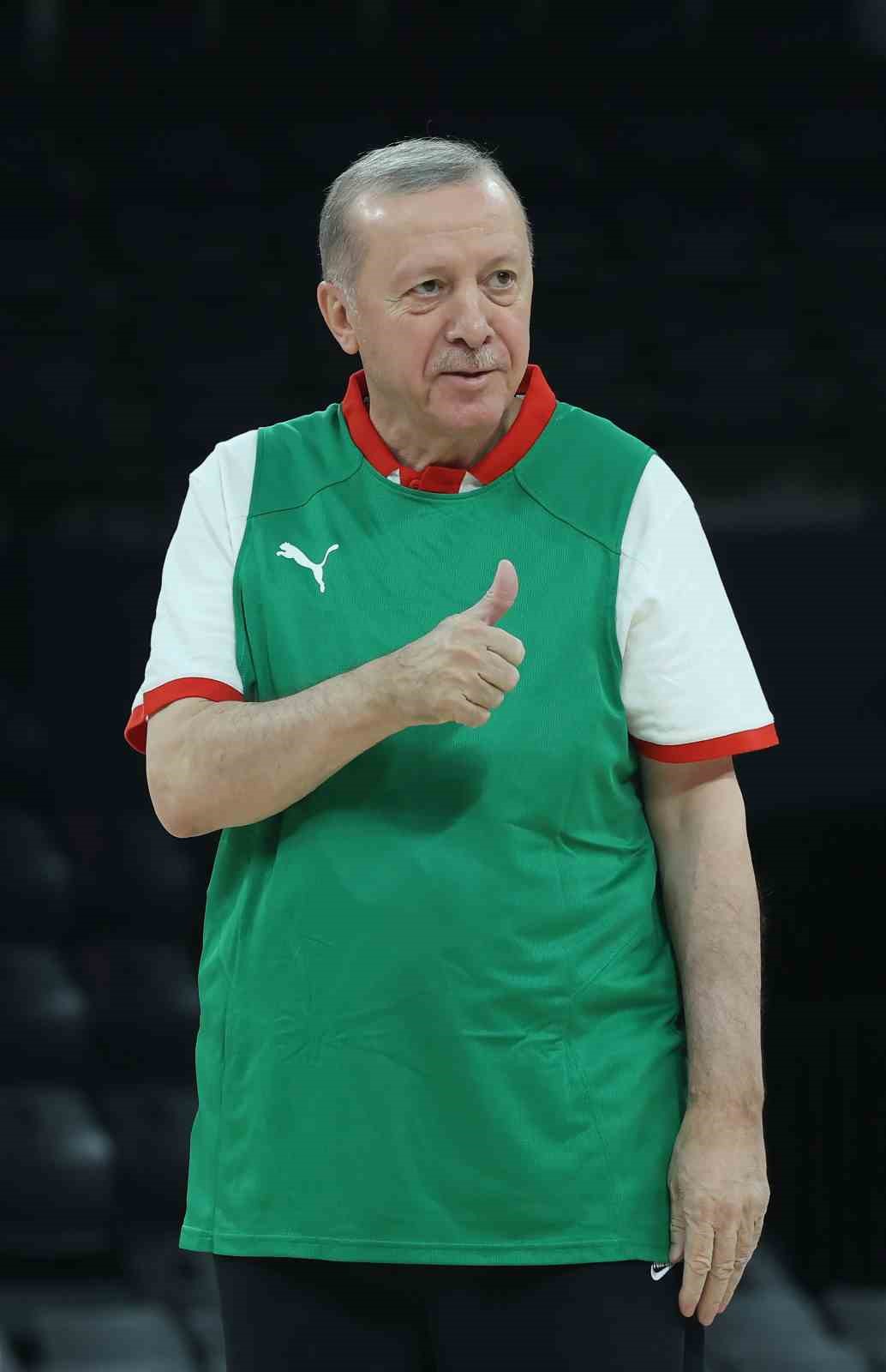 Cumhurbaşkanı Erdoğan, Shaquille O’Neal ile basketbol oynadı
