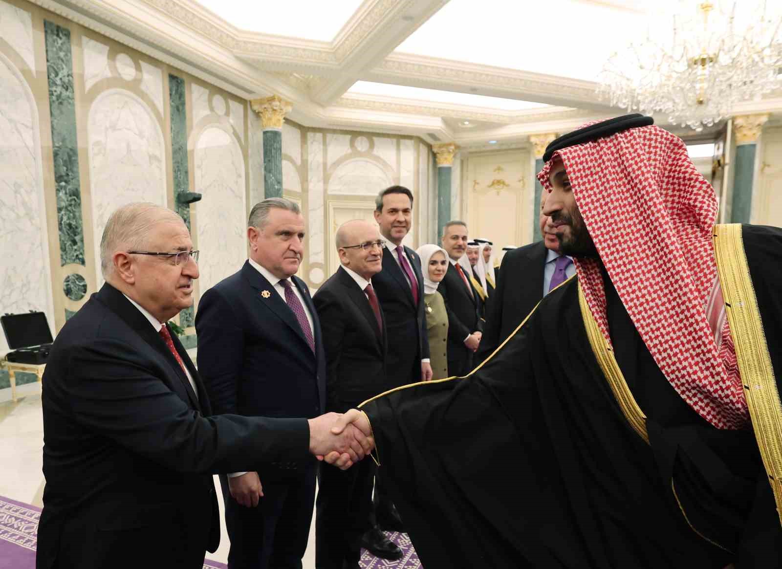 Cumhurbaşkanı Erdoğan, Suudi Arabistan’da resmi törenle karşılandı
