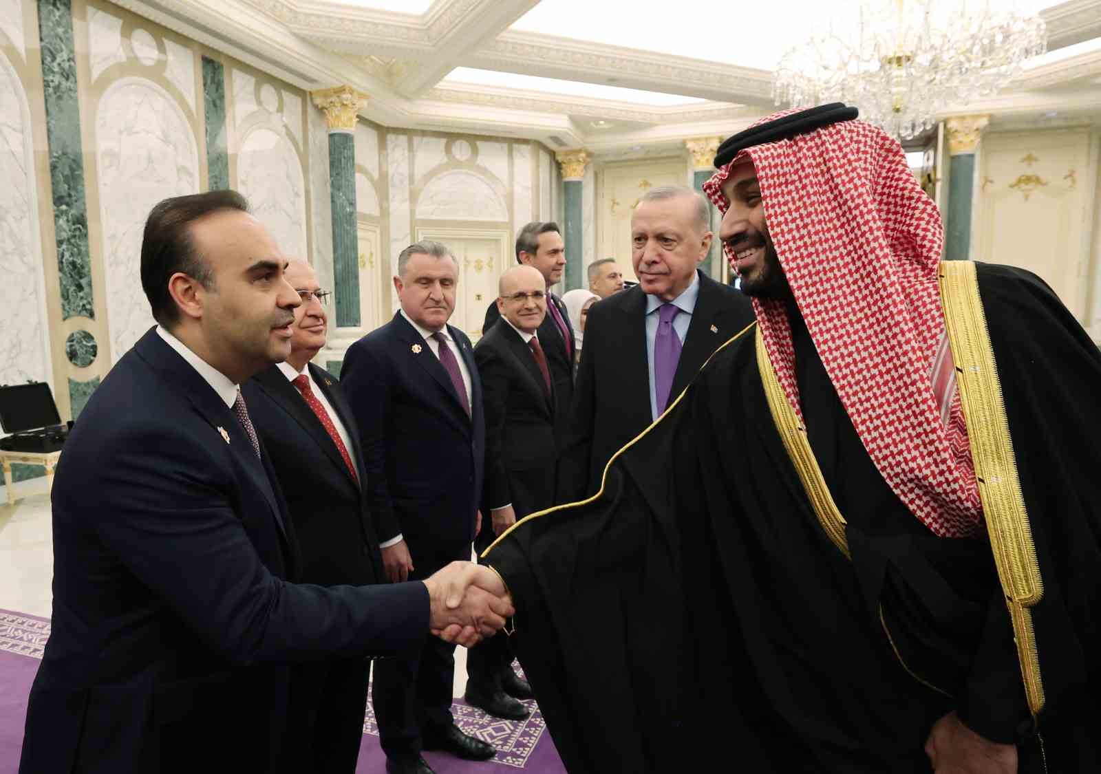 Cumhurbaşkanı Erdoğan, Suudi Arabistan’da resmi törenle karşılandı
