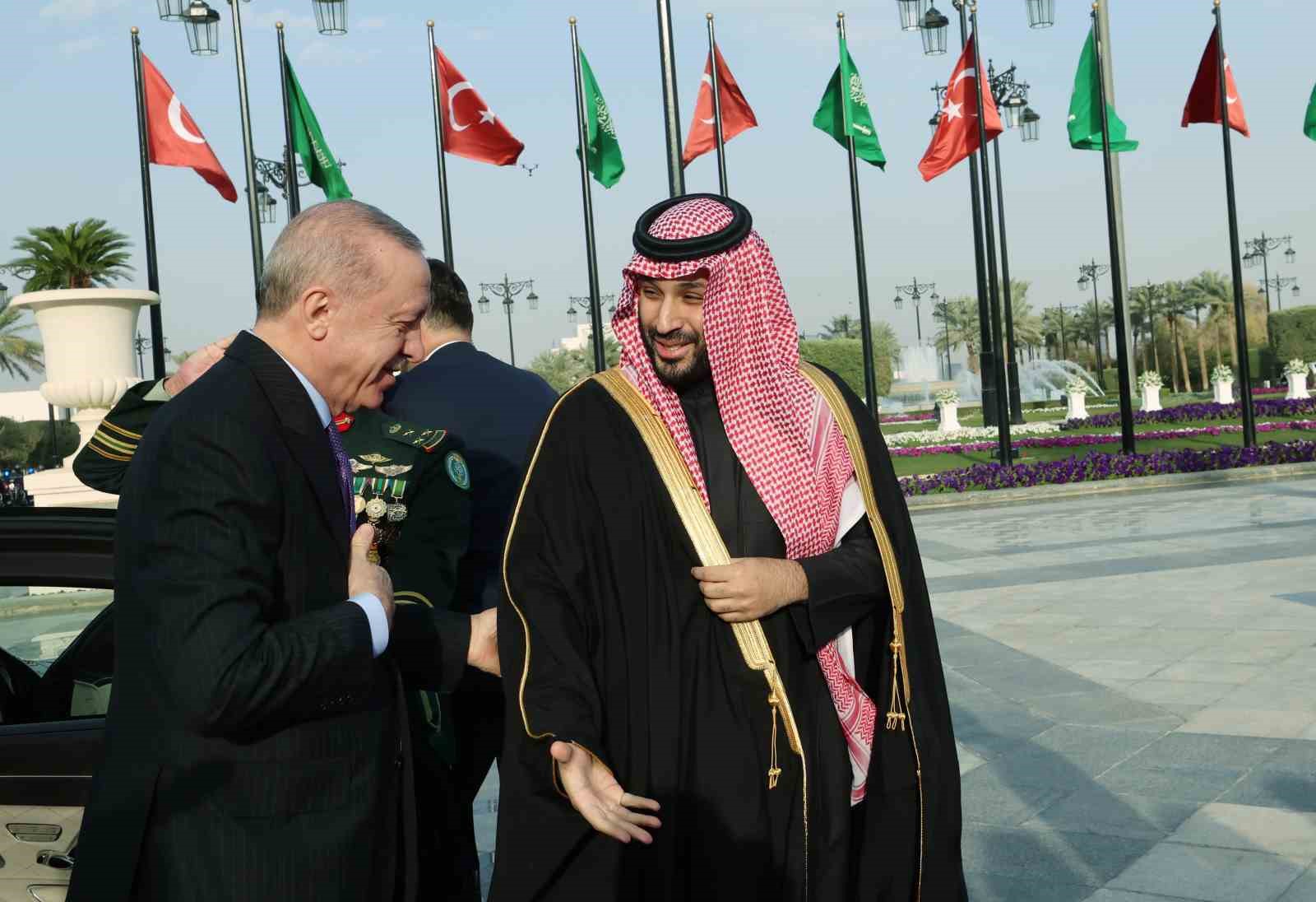 Cumhurbaşkanı Erdoğan, Suudi Arabistan’da resmi törenle karşılandı
