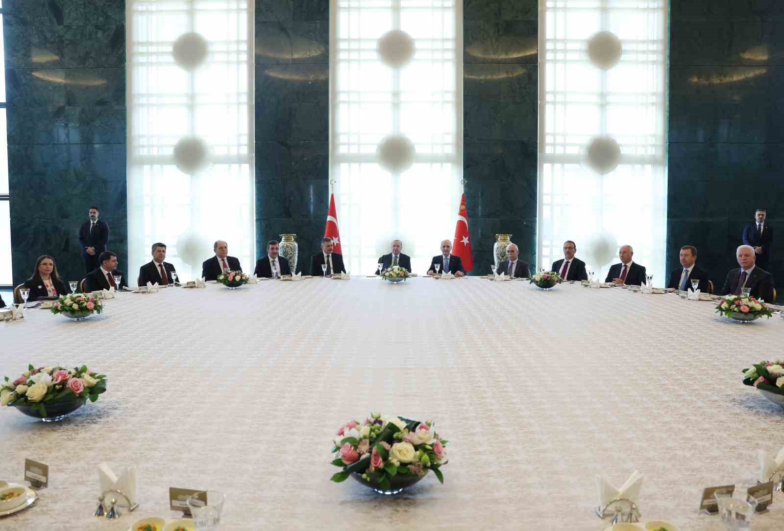 Cumhurbaşkanı Erdoğan: "Terörsüz Türkiye sürecini sabote etmek isteyen karanlık odaklara rağmen 16 aydır başarıyla süreci yönetiyoruz"
