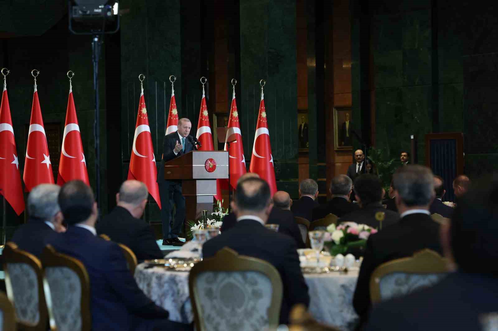 Cumhurbaşkanı Erdoğan: "Terörsüz Türkiye sürecini sabote etmek isteyen karanlık odaklara rağmen 16 aydır başarıyla süreci yönetiyoruz"
