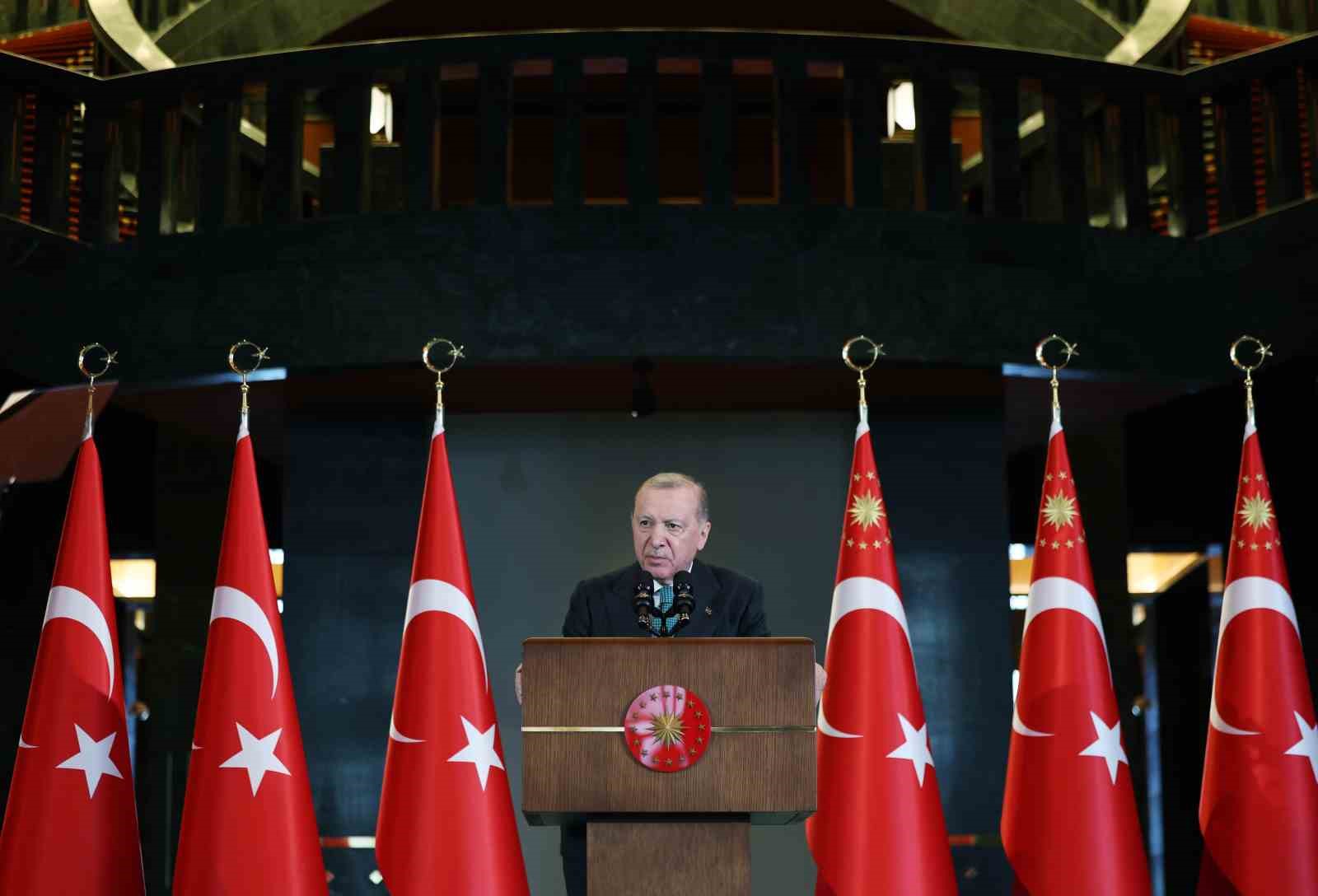 Cumhurbaşkanı Erdoğan: "Terörsüz Türkiye sürecini sabote etmek isteyen karanlık odaklara rağmen 16 aydır başarıyla süreci yönetiyoruz"
