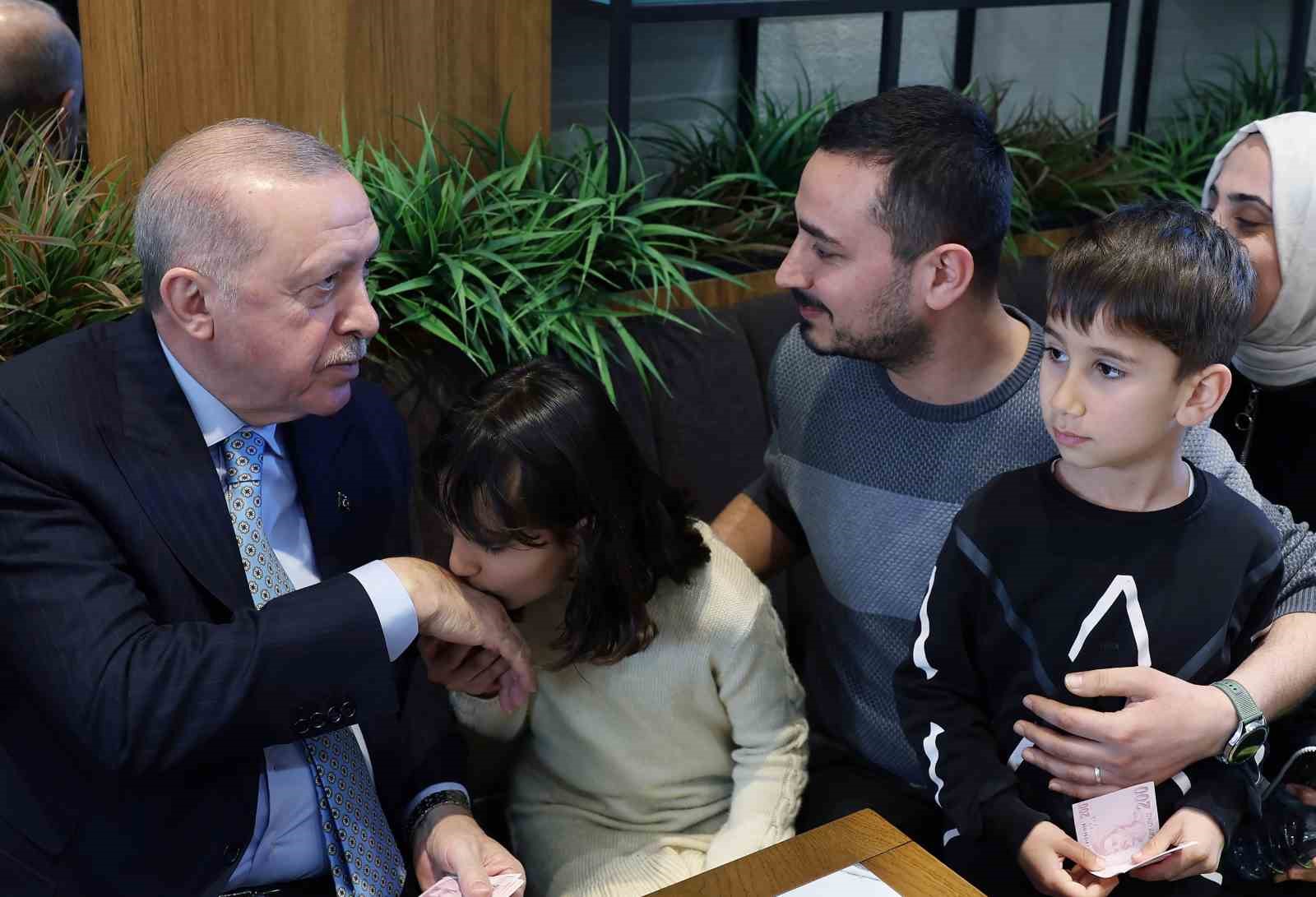 Cumhurbaşkanı Erdoğan, vatandaşlarla kafede sohbet etti
