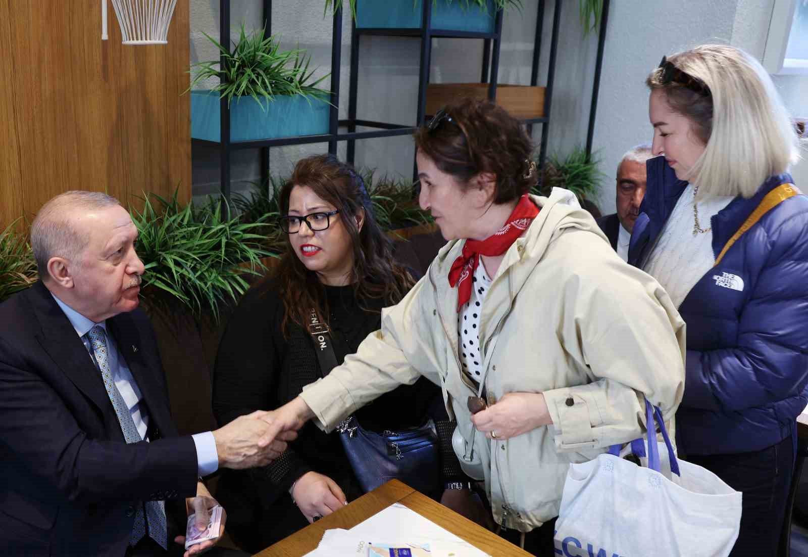 Cumhurbaşkanı Erdoğan, vatandaşlarla kafede sohbet etti
