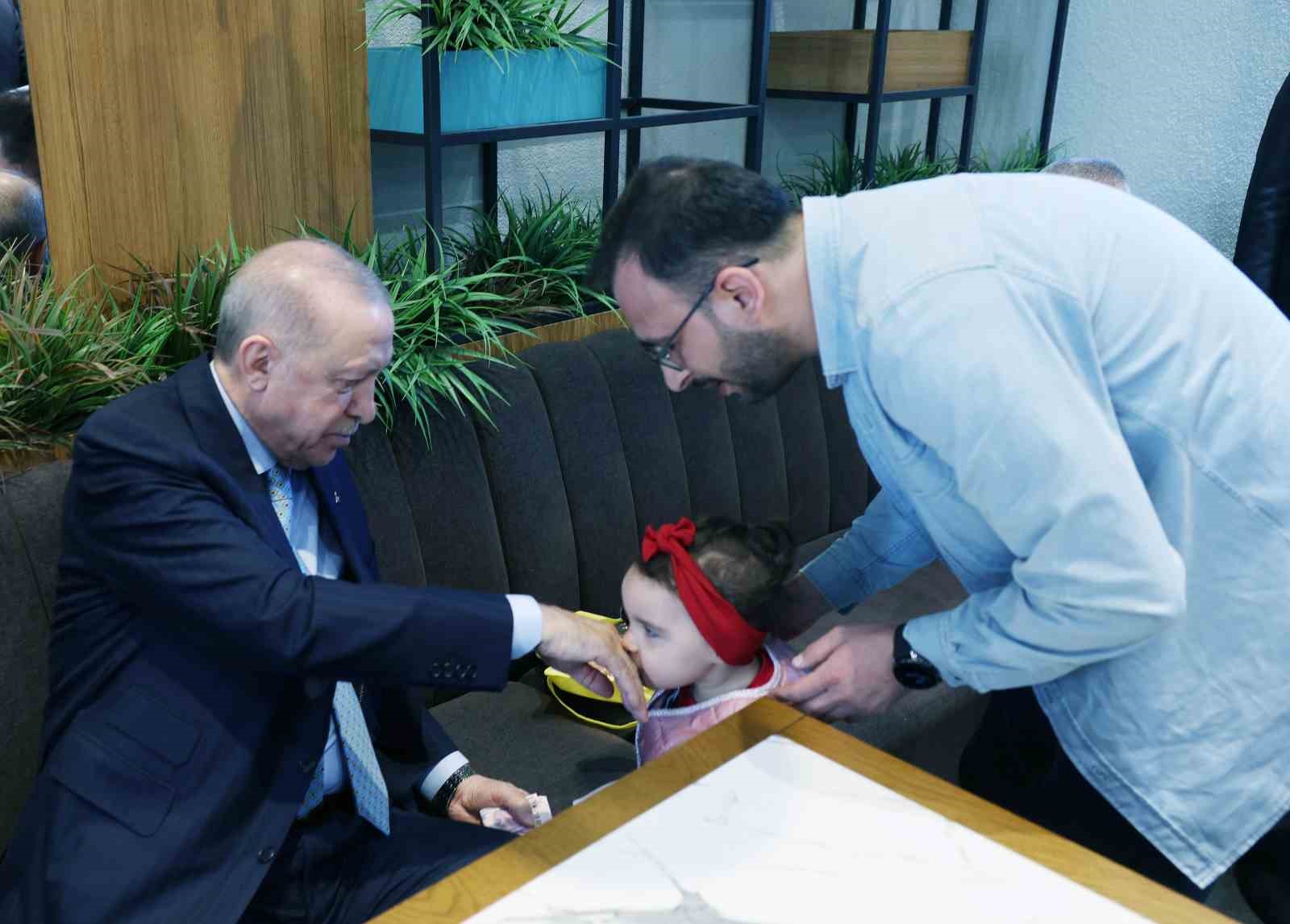 Cumhurbaşkanı Erdoğan, vatandaşlarla kafede sohbet etti
