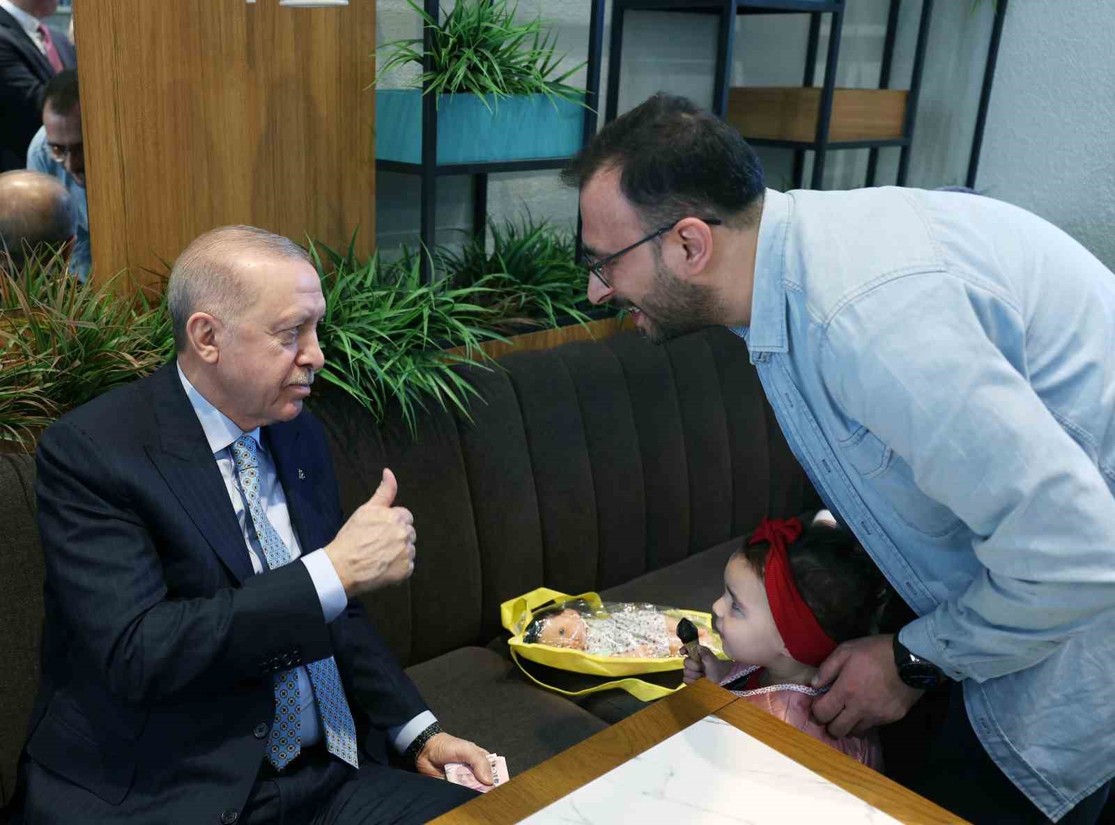 Cumhurbaşkanı Erdoğan, vatandaşlarla kafede sohbet etti

