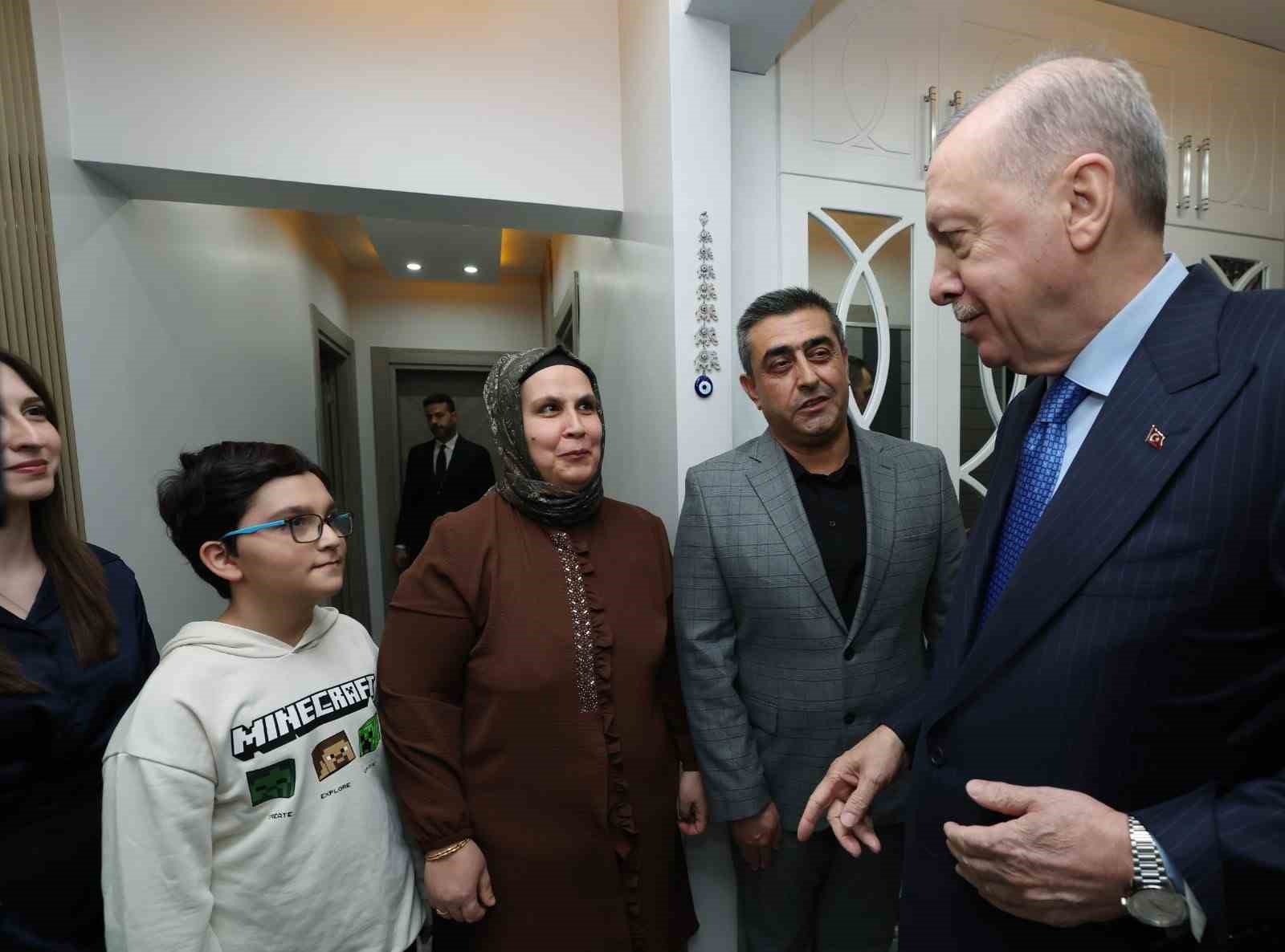 Cumhurbaşkanı Erdoğan ve Devlet Bahçeli’den depremzede aileye ziyaret
