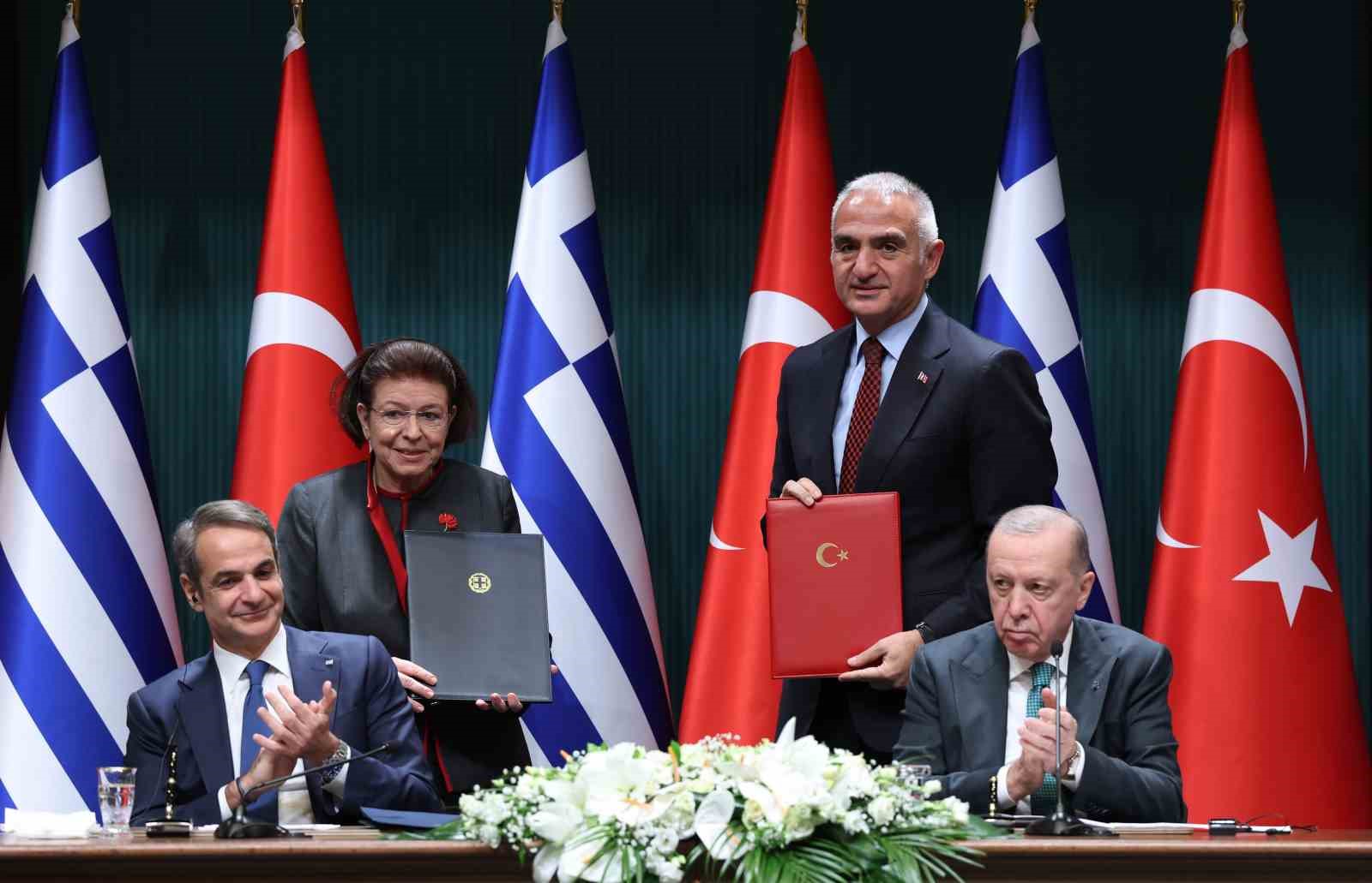 Cumhurbaşkanı Erdoğan: "(Yunanistan) Mevcut meseleler çetrefil olmakla birlikte uluslararası hukuk temelinde çözümsüzde değildir"
