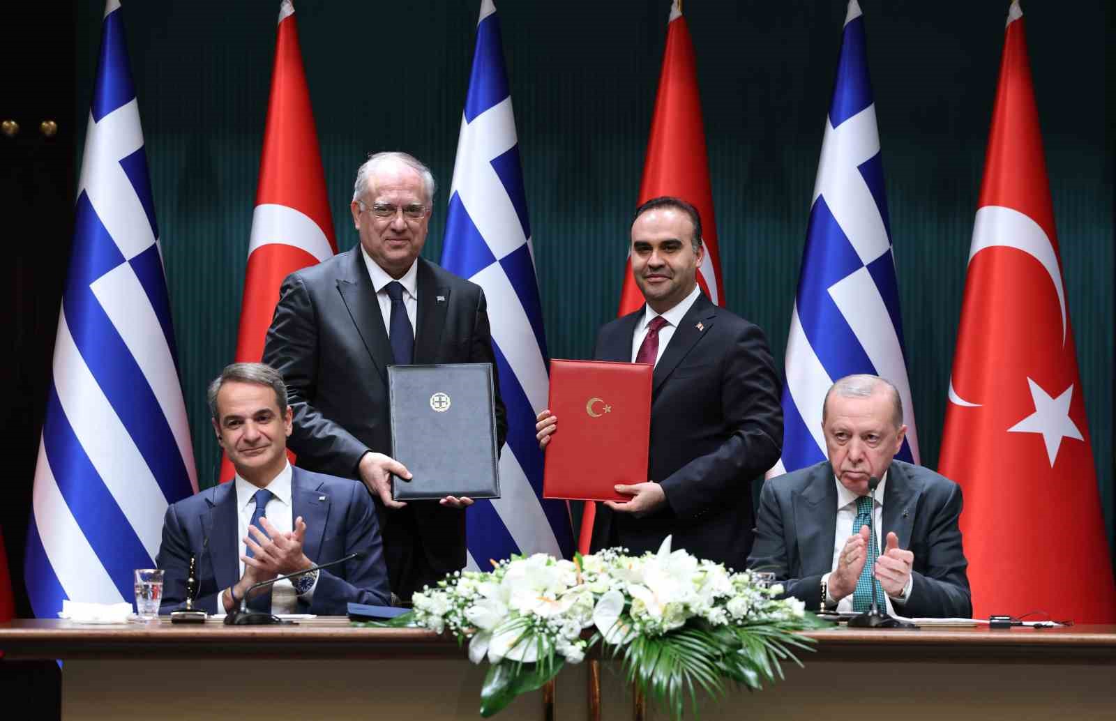 Cumhurbaşkanı Erdoğan: "(Yunanistan) Mevcut meseleler çetrefil olmakla birlikte uluslararası hukuk temelinde çözümsüzde değildir"
