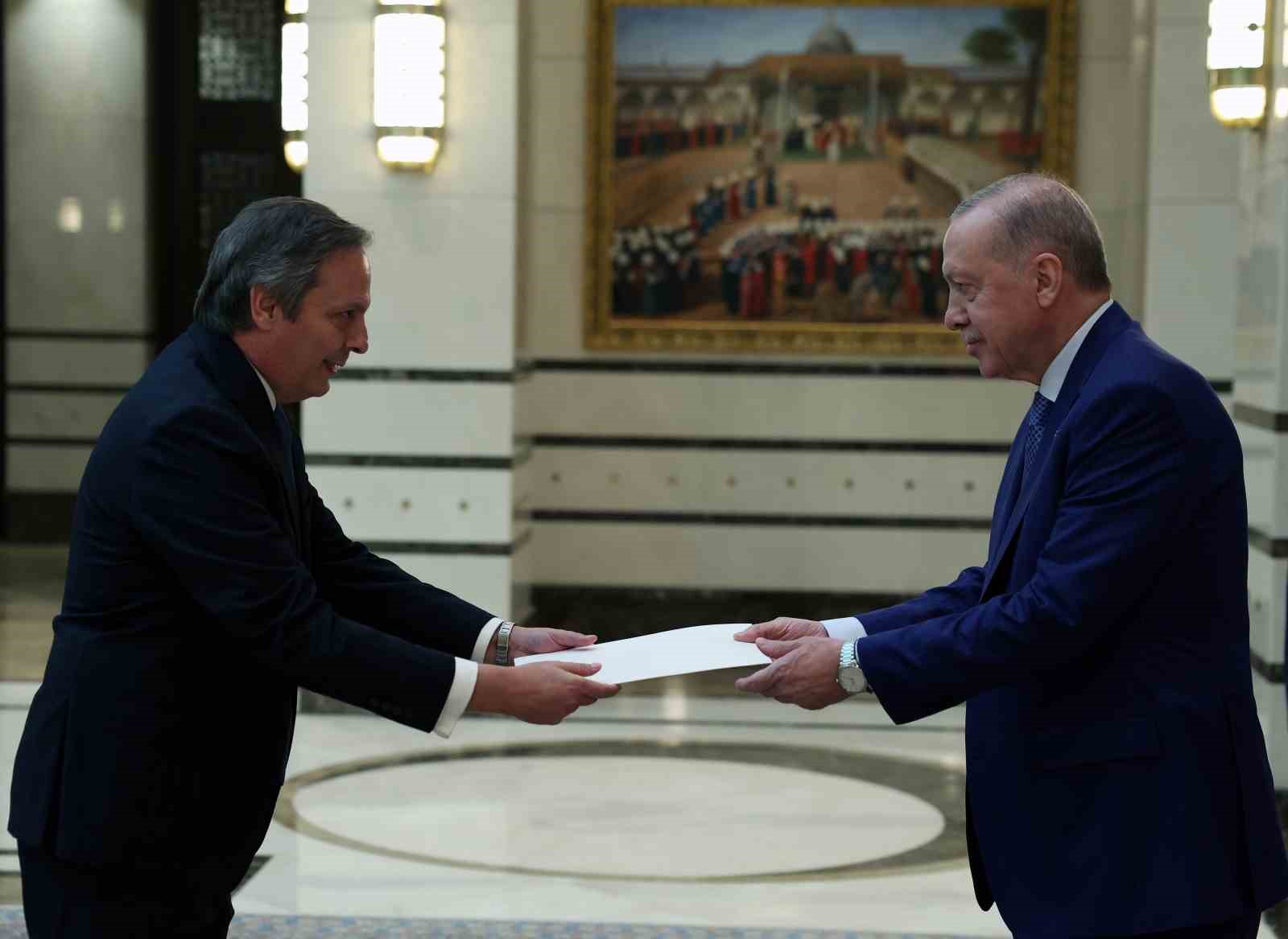 Cumhurbaşkanı Erdoğan’a 3 ülkenin büyükelçisinden güven mektubu
