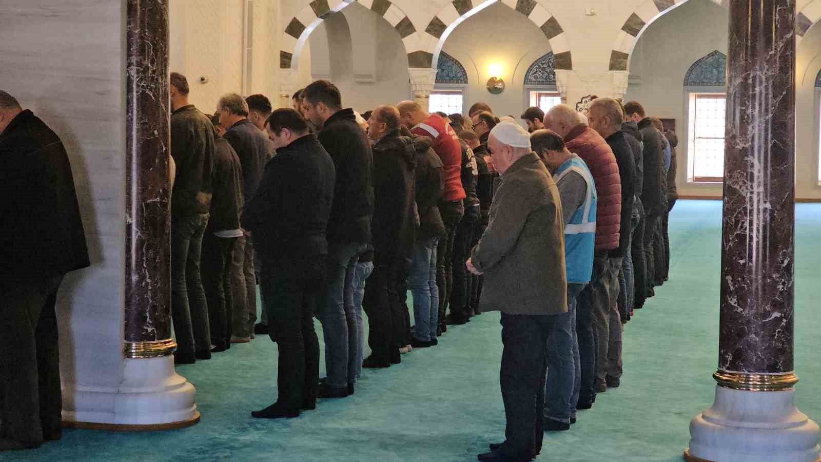 Cumhurbaşkanı Erdoğan’ın açtığı Uzun Mehmet Camii’nde Ramazan ayının ilk cuma namazı kılındı
