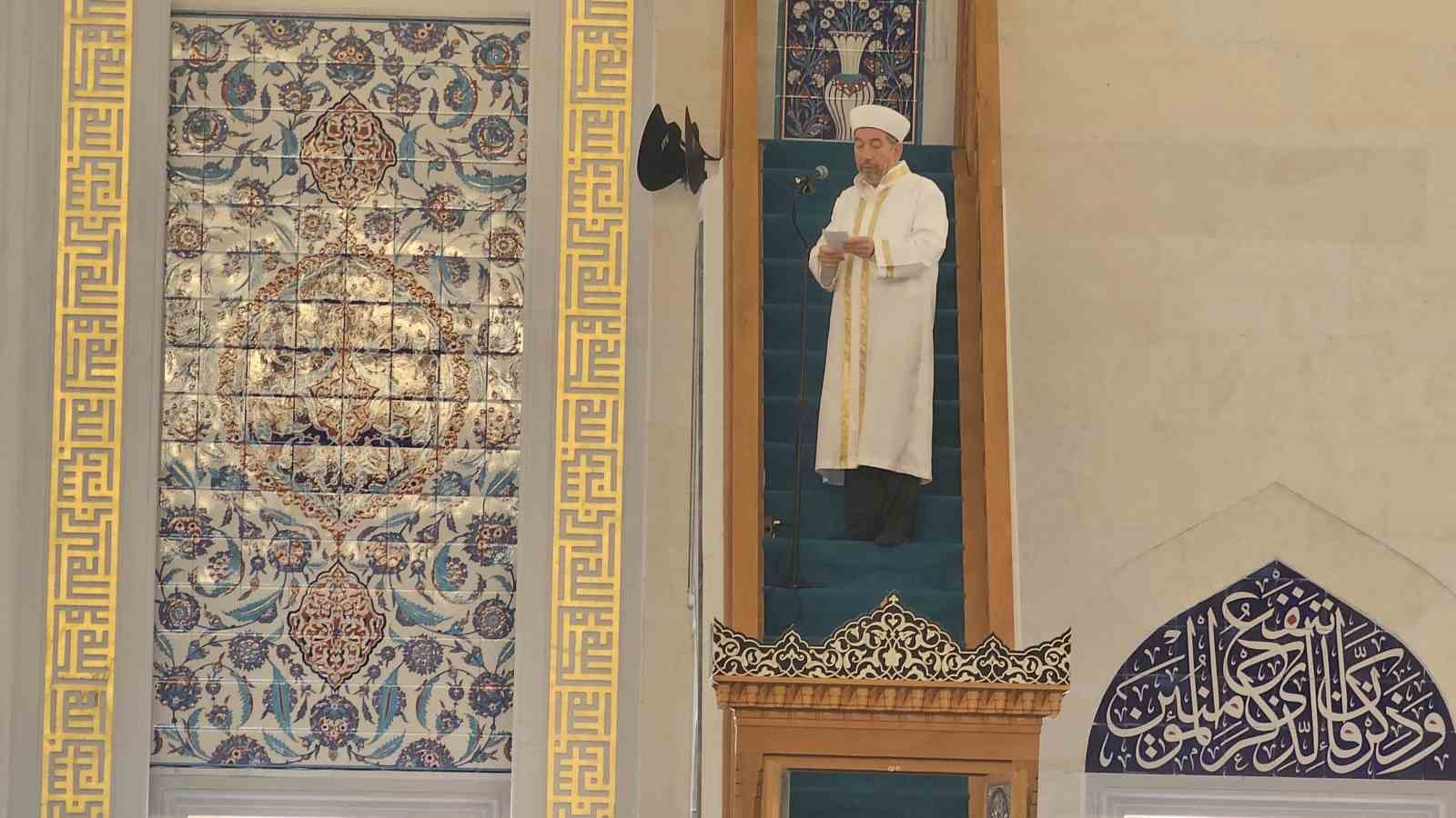 Cumhurbaşkanı Erdoğan’ın açtığı Uzun Mehmet Camii’nde Ramazan ayının ilk cuma namazı kılındı
