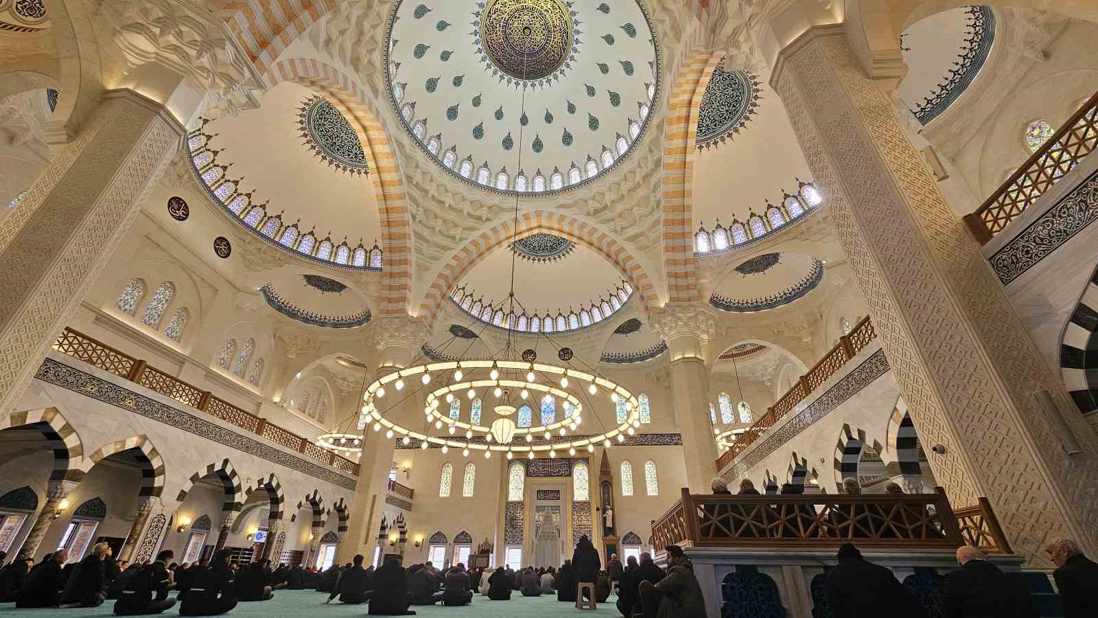 Cumhurbaşkanı Erdoğan’ın açtığı Uzun Mehmet Camii’nde Ramazan ayının ilk cuma namazı kılındı
