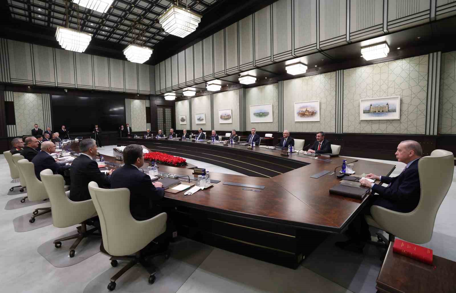 Cumhurbaşkanı Recep Tayyip Erdoğan başkanlığındaki yılın ilk Milli Güvenlik Kurulu (MGK) toplantısı Beştepe’de başladı.
