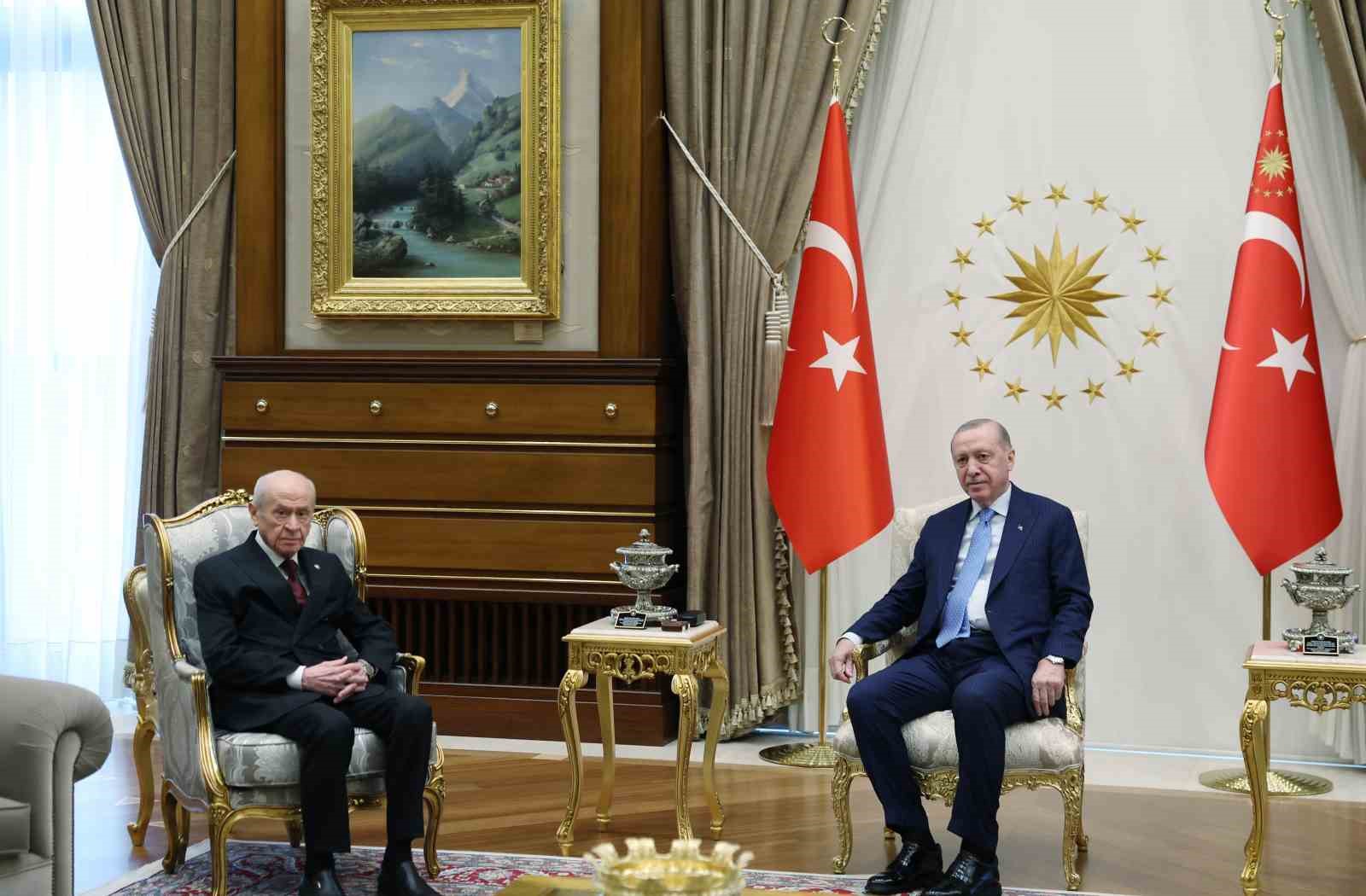 Cumhurbaşkanı Recep Tayyip Erdoğan ile MHP Genel Başkanı Devlet Bahçeli’nin görüşmesi başladı.
