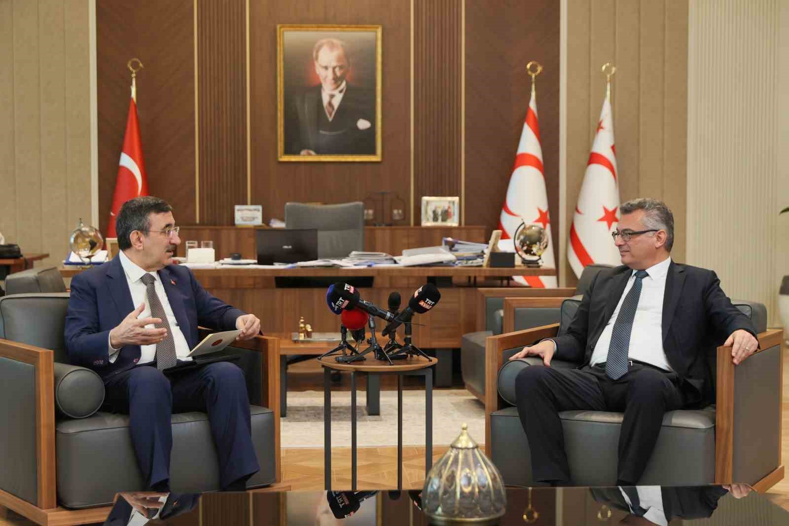 Cumhurbaşkanı Yardımcısı Yılmaz: "Rum tarafının adadaki askeri varlığımıza ilişkin söylemlerini hiçbir şekilde kabul etmiyoruz"
Cumhurbaşkanı Yardımcısı Yılmaz: "Rum tarafının adadaki askeri varlığımıza ilişkin söylemlerini hiçbir şekilde kabul etmiyoruz"