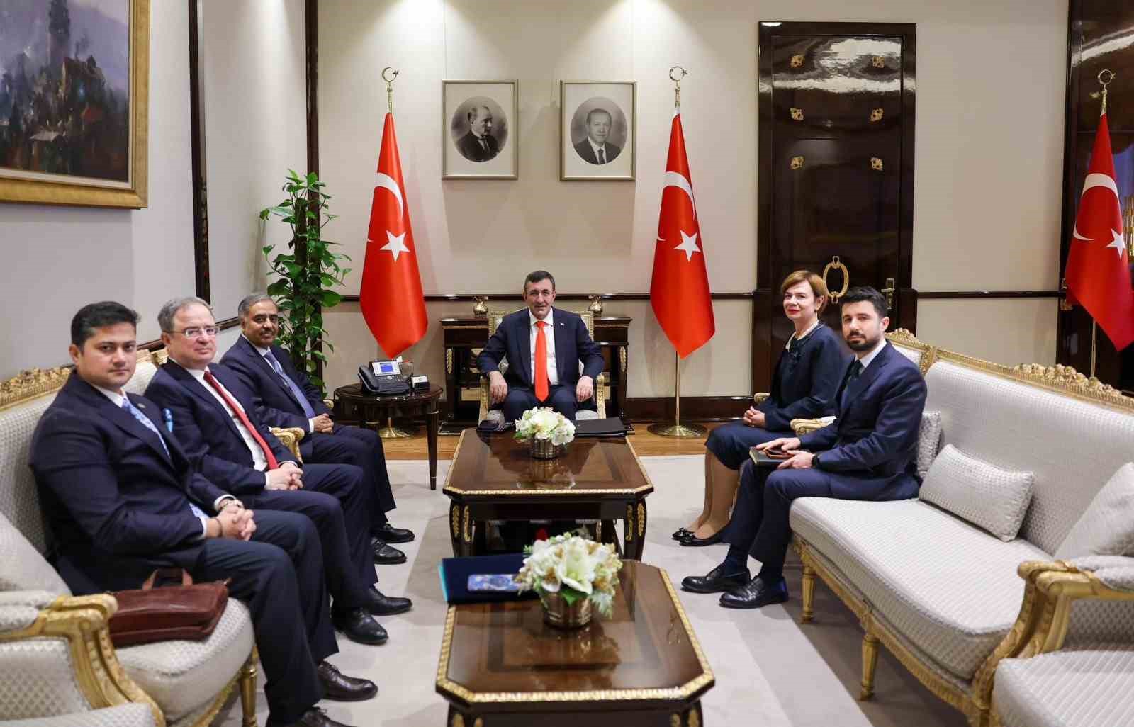 Cumhurbaşkanı Yardımcısı Yılmaz: "Türkiye olarak D-8’in etkinliğini artıracak bu dönüşüm sürecine samimi ve güçlü destek vermeye devam edeceğiz"
