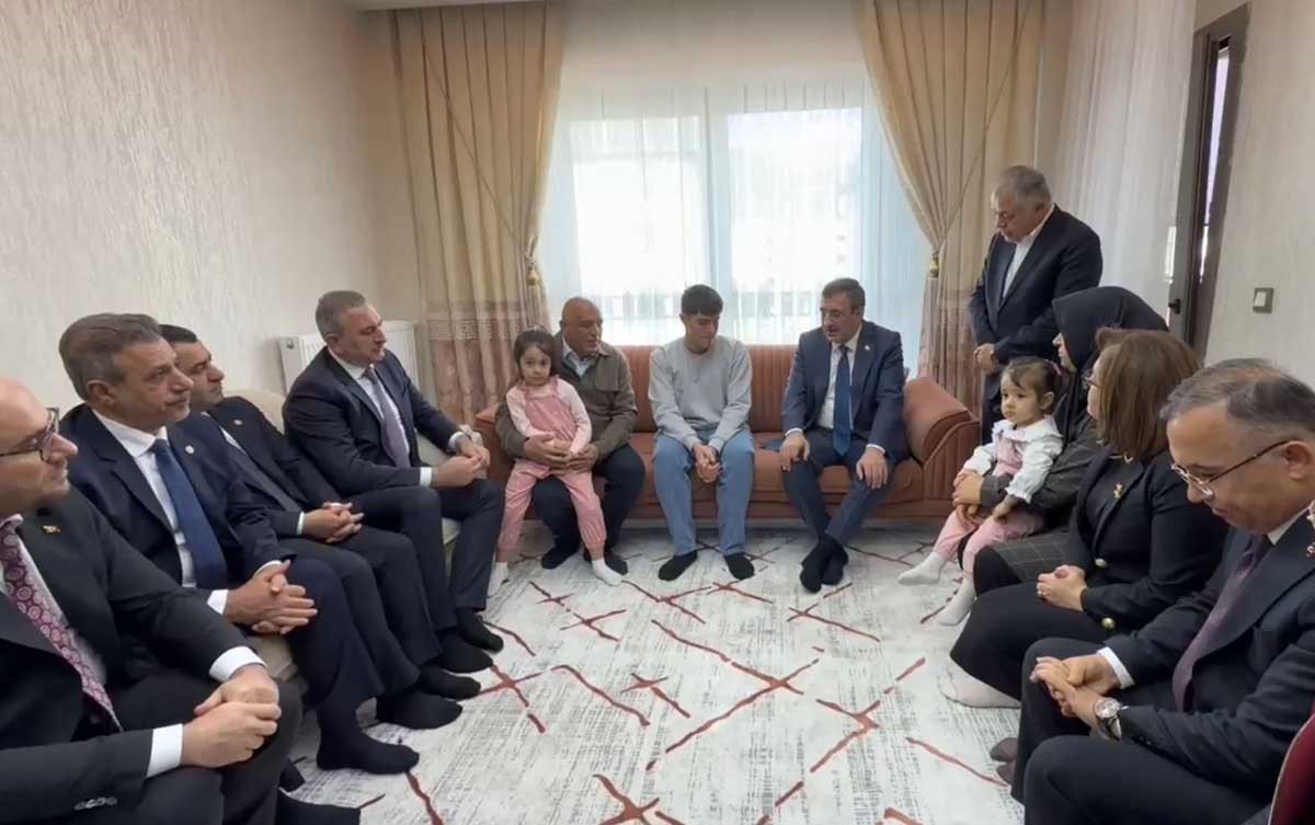 Cumhurbaşkanı Yardımcısı Yılmaz’dan depremzede aileye ziyaret
