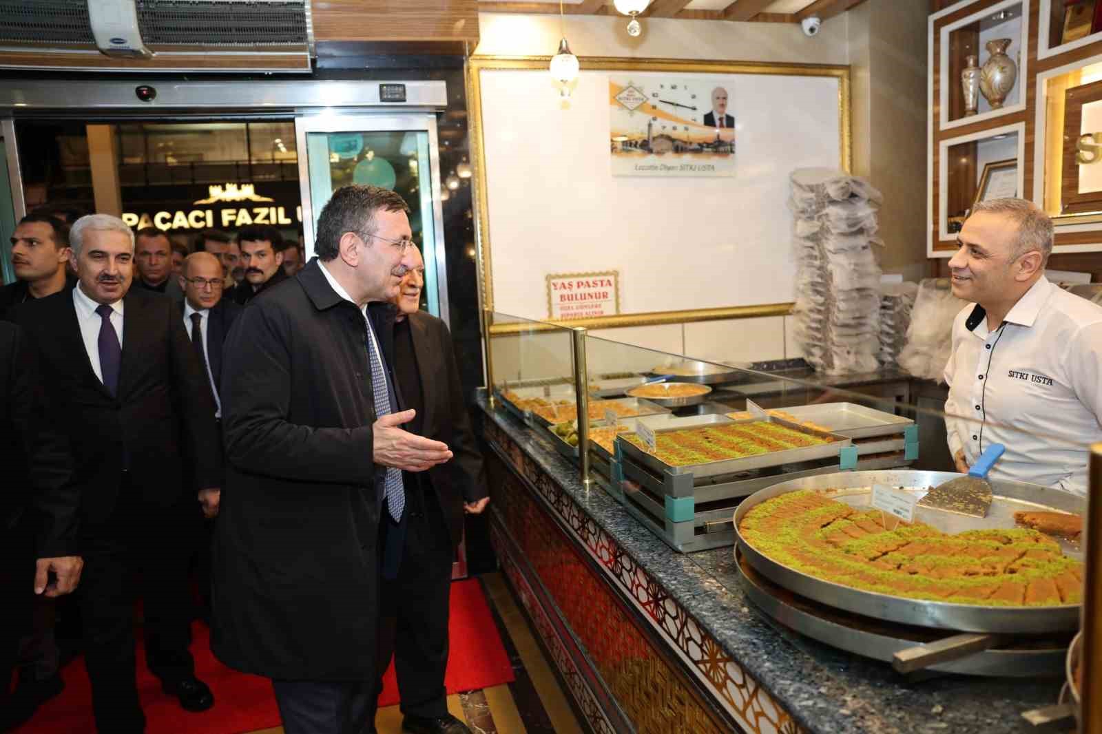 Cumhurbaşkanı Yardımcısı Yılmaz’dan Diyarbakır’da ‘tatlı’ molası
Cumhurbaşkanı Yardımcısı Yılmaz’dan Diyarbakır’da ‘tatlı’ molası