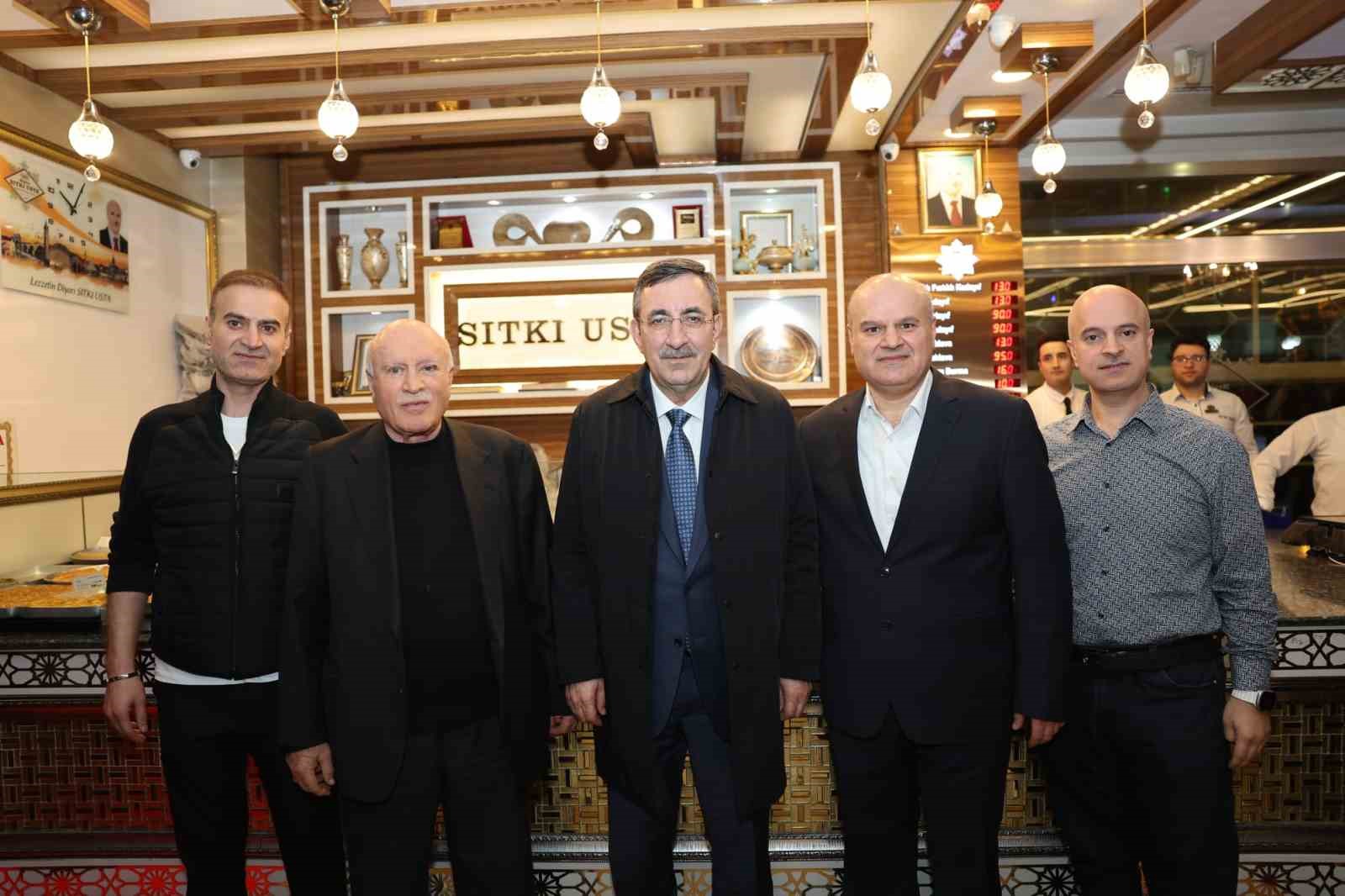 Cumhurbaşkanı Yardımcısı Yılmaz’dan Diyarbakır’da ‘tatlı’ molası
Cumhurbaşkanı Yardımcısı Yılmaz’dan Diyarbakır’da ‘tatlı’ molası