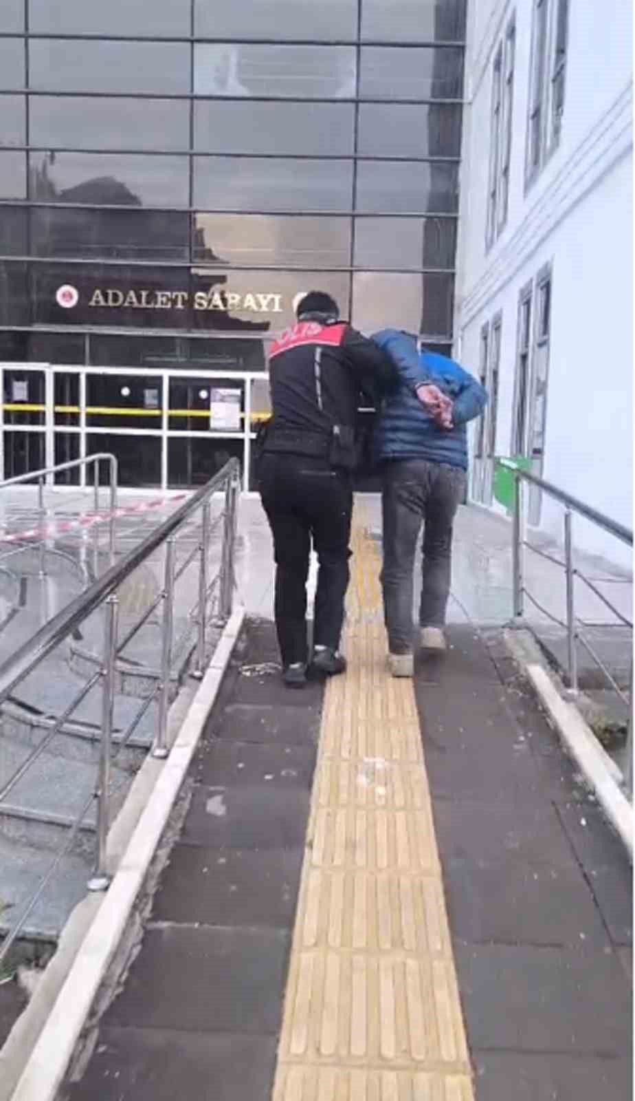 Cumhurbaşkanı’na hakaret ve kaçak kazı yapmak suçlarından hapis cezası bulunan şahıs sahte kimlikle yakalandı
