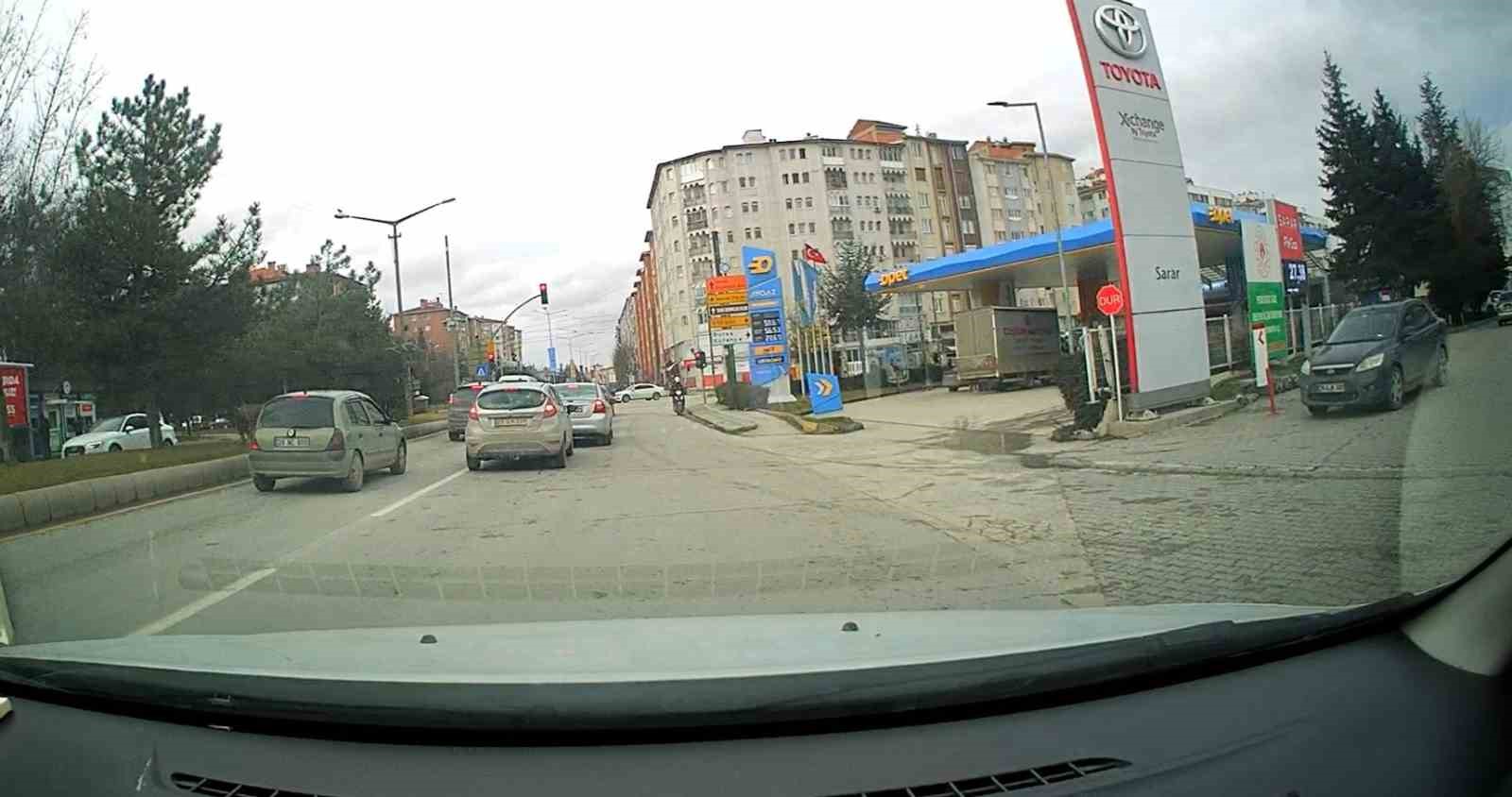 Cumhuriyet Bulvarı’nda motosikletli kuryeden ters yön ihlali
