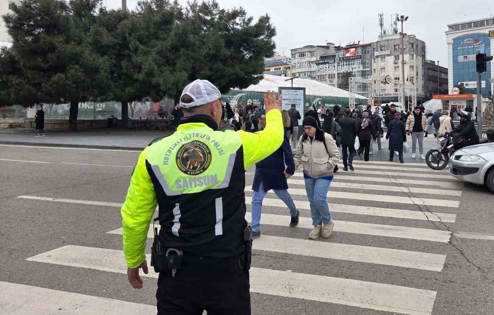 Cumhuriyet Meydanı’nda trafik yoğunluğu
