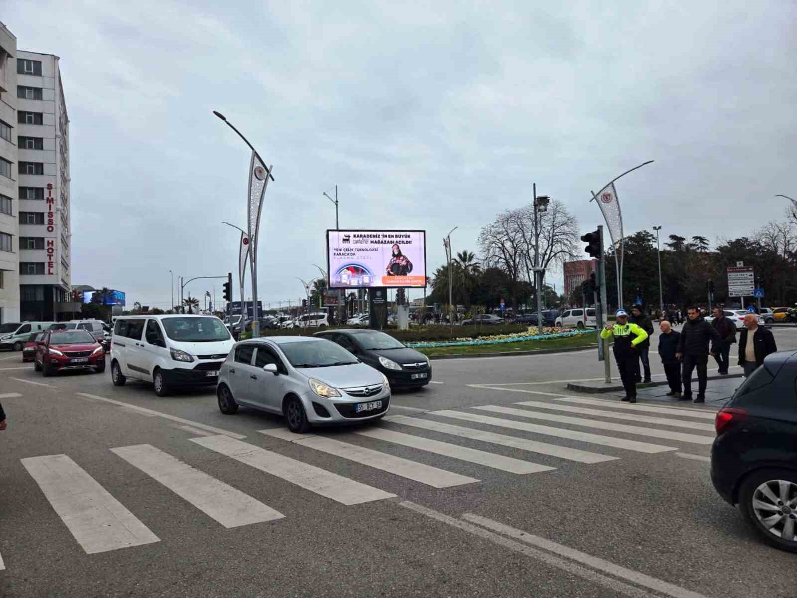 Cumhuriyet Meydanı’nda trafik yoğunluğu
