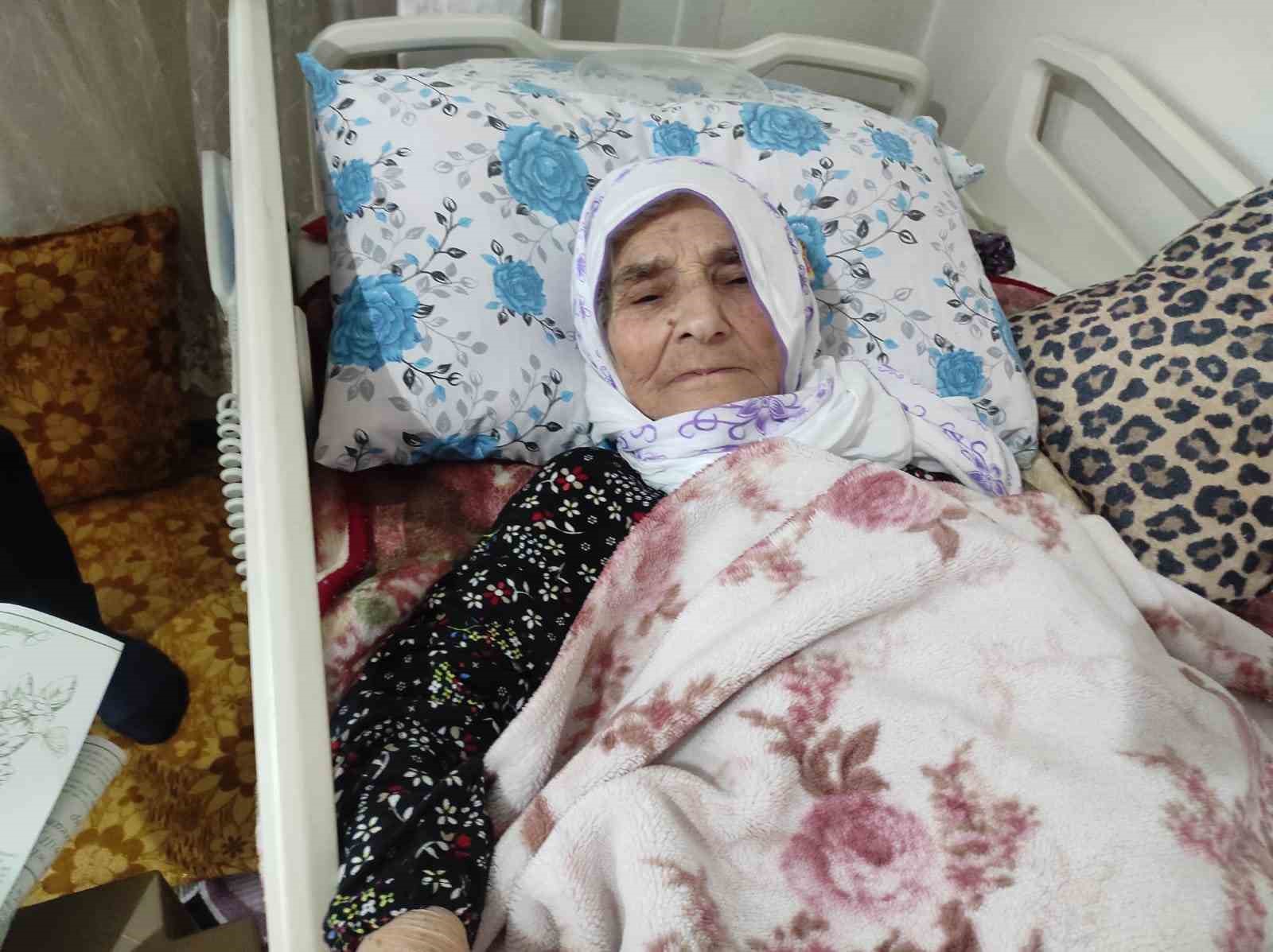 Cumhuriyetin tanığı 113 yaşındaki Cemile ninenin Kadınlar Günü kutlandı
