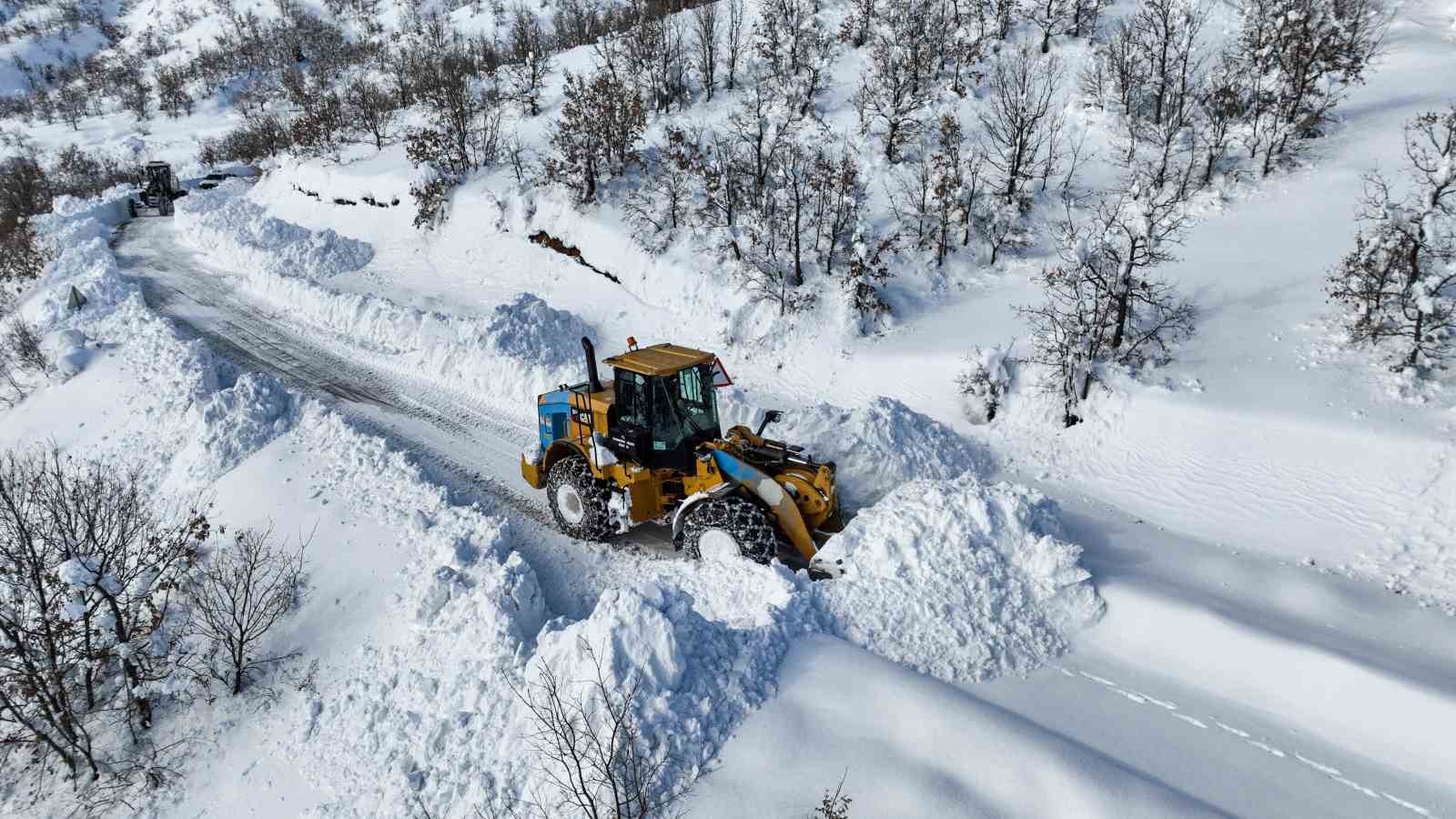 Çüngüş’te bin 500 metre rakımda yollar kardan temizleniyor
Çüngüş’te bin 500 metre rakımda yollar kardan temizleniyor