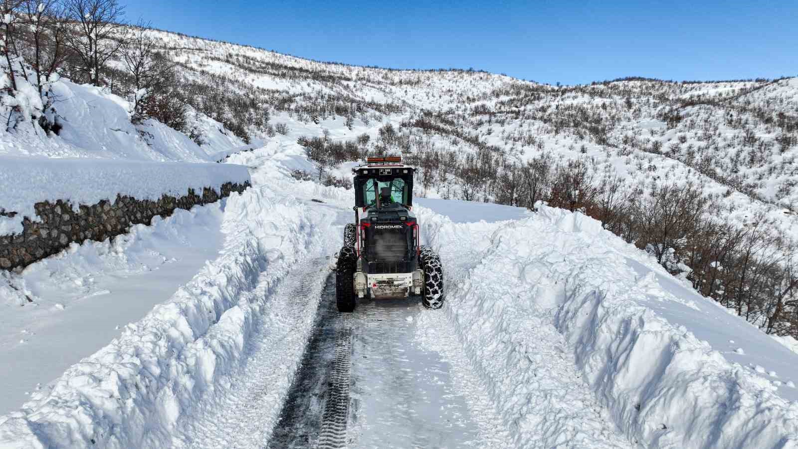 Çüngüş’te bin 500 metre rakımda yollar kardan temizleniyor
Çüngüş’te bin 500 metre rakımda yollar kardan temizleniyor