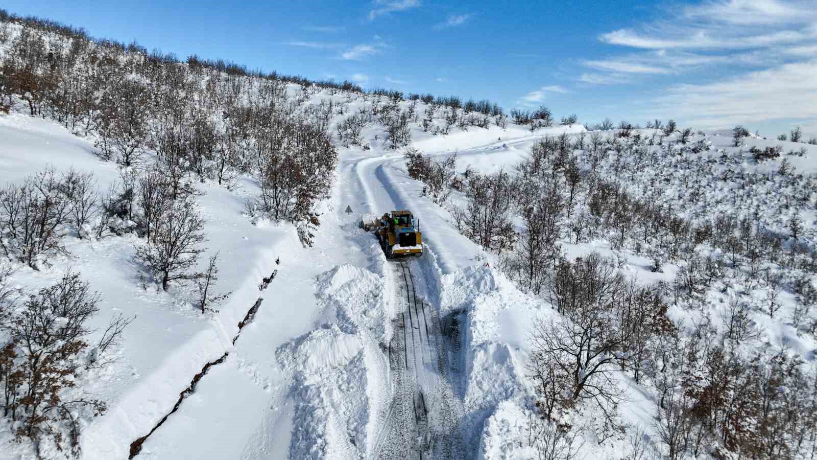 Çüngüş’te bin 500 metre rakımda yollar kardan temizleniyor
Çüngüş’te bin 500 metre rakımda yollar kardan temizleniyor
