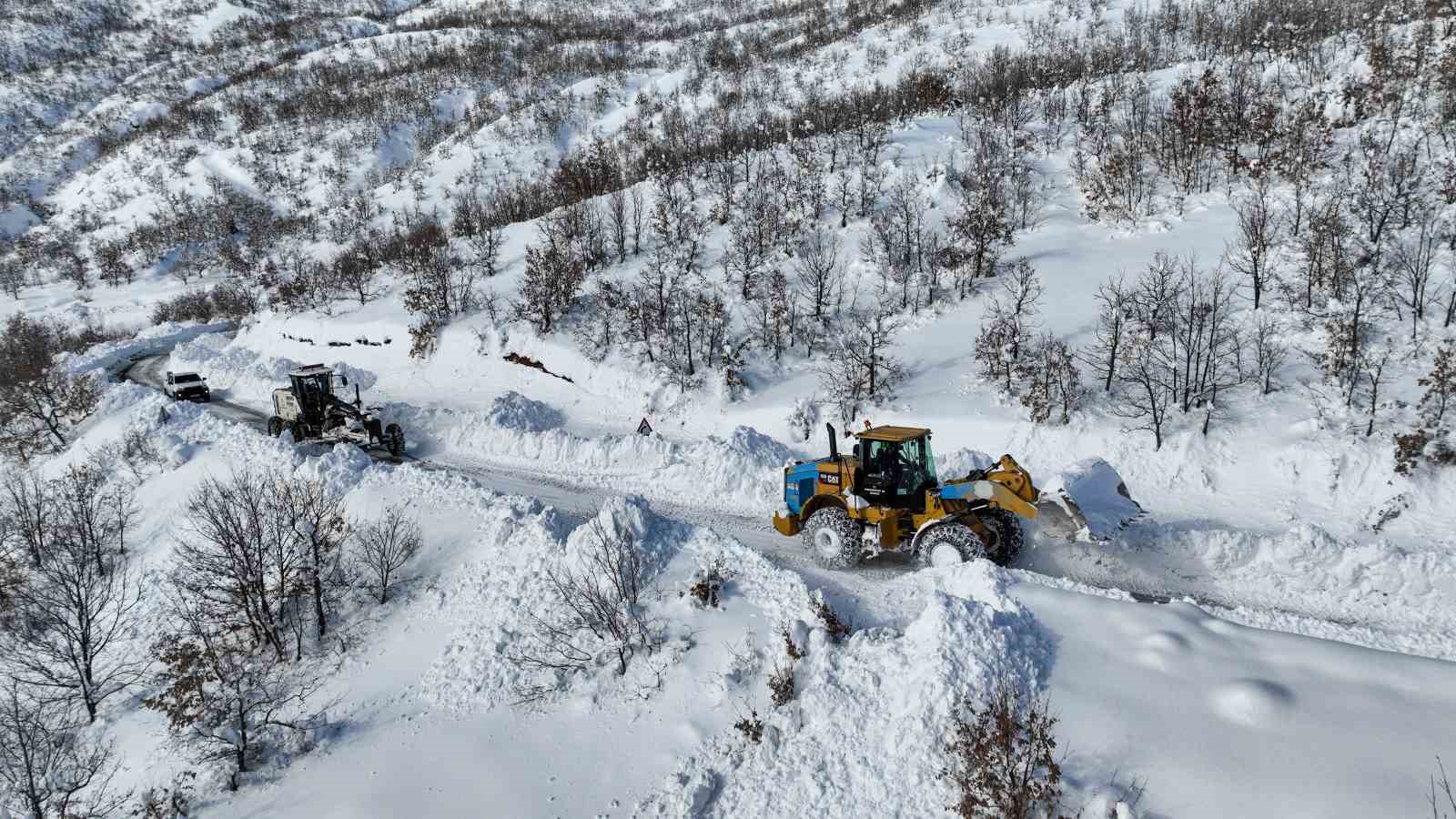 Çüngüş’te bin 500 metre rakımda yollar kardan temizleniyor
Çüngüş’te bin 500 metre rakımda yollar kardan temizleniyor