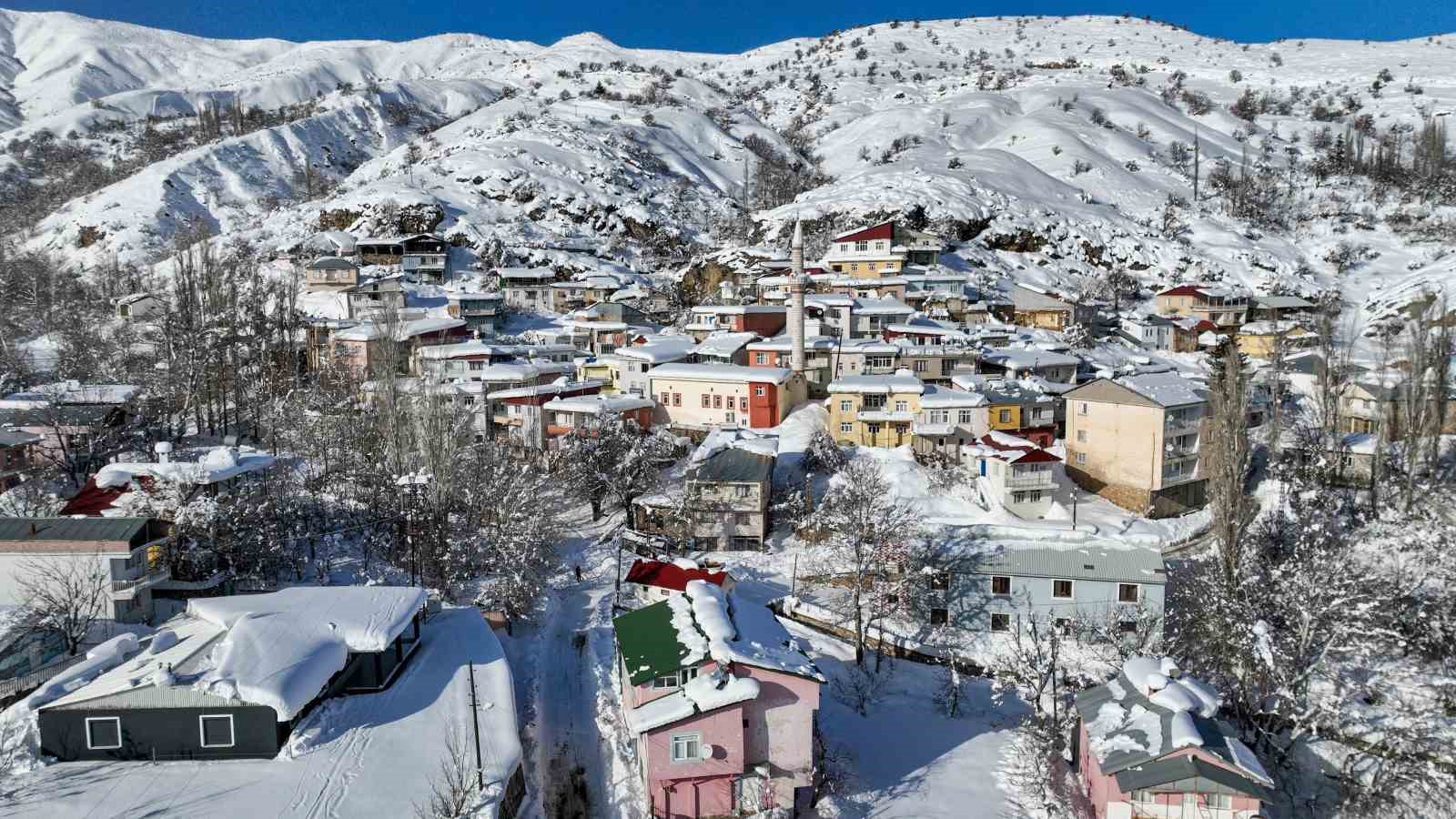 Çüngüş’te bin 500 metre rakımda yollar kardan temizleniyor
Çüngüş’te bin 500 metre rakımda yollar kardan temizleniyor