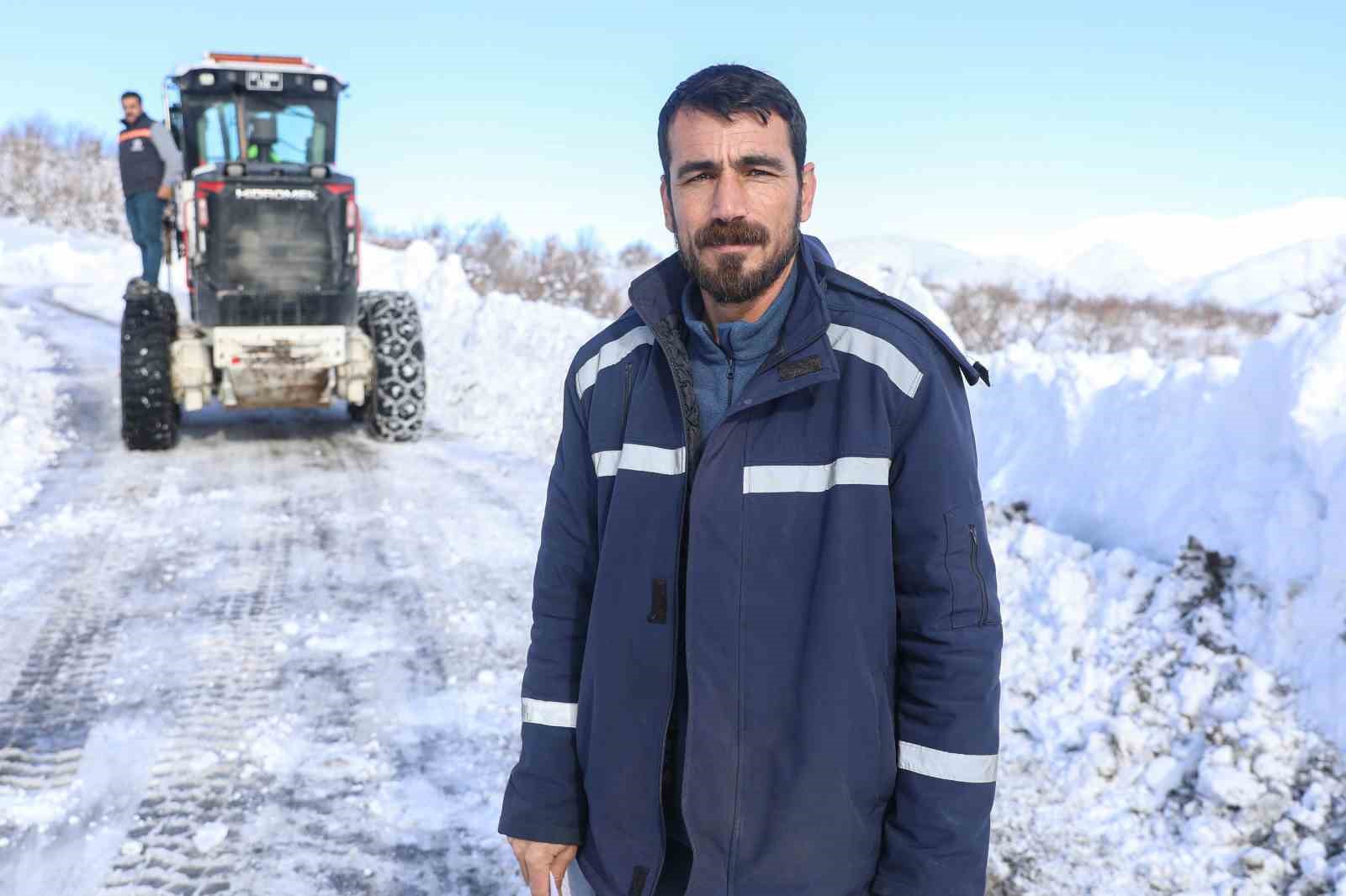 Çüngüş’te bin 500 metre rakımda yollar kardan temizleniyor
Çüngüş’te bin 500 metre rakımda yollar kardan temizleniyor