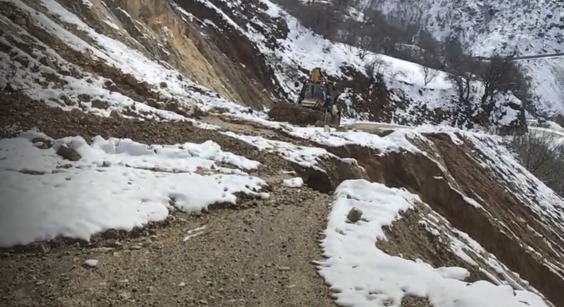 Çüngüş’te heyelan sonucu kapanan yol ulaşıma açıldı
