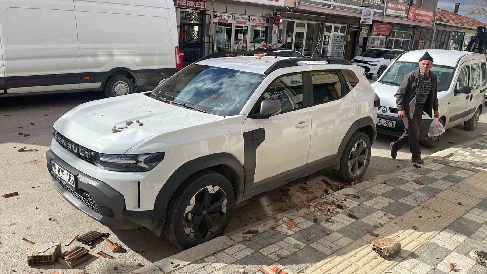 Çürüyen baca otomobilin üzerine yıkıldı
