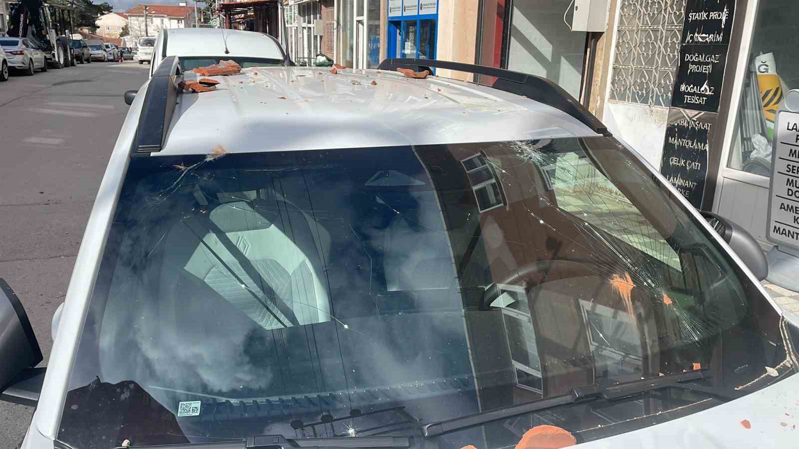 Çürüyen baca otomobilin üzerine yıkıldı
