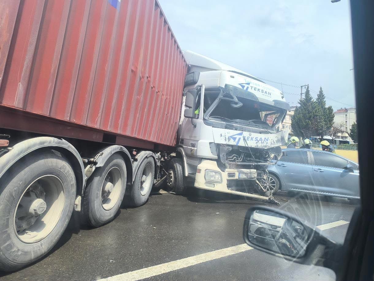 D-100’de kazaya karışan tır makaslayarak karşı şeride geçti
