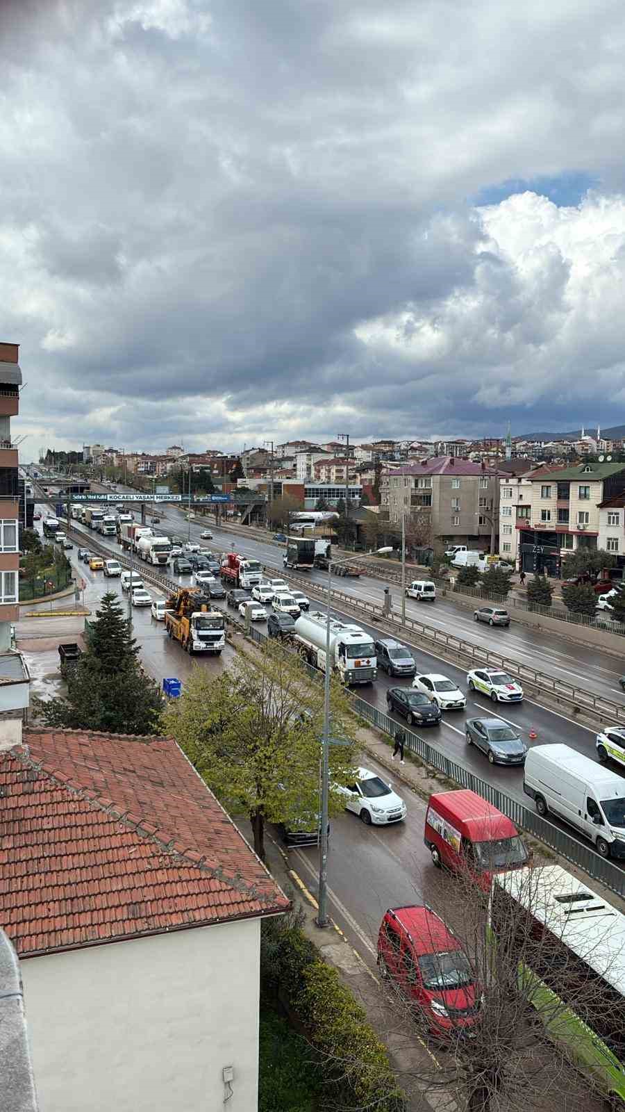 D-100’de kazaya karışan tır makaslayarak karşı şeride geçti
