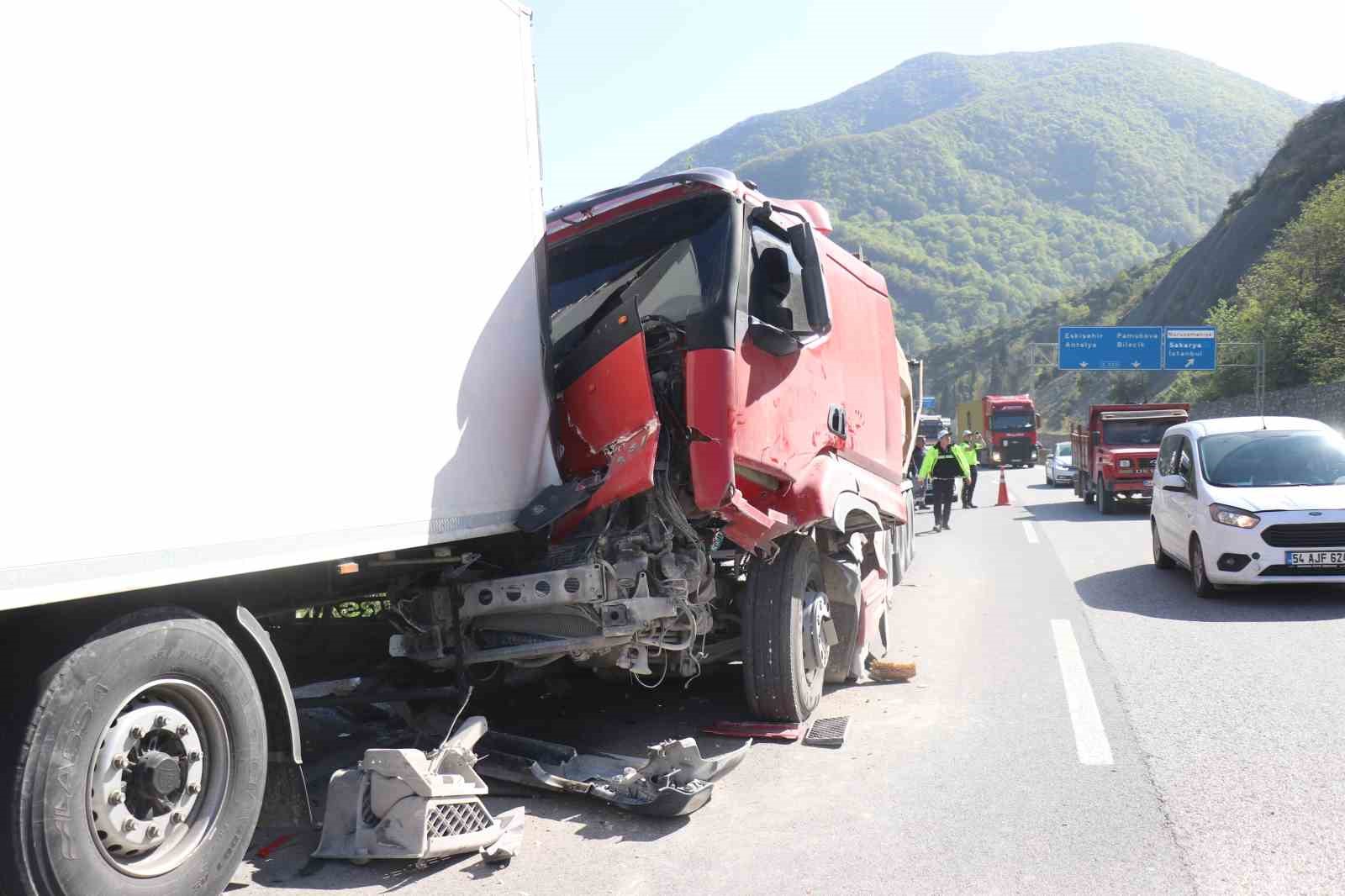 D-650’yi kilitleyen kaza: İki tır çarpıştı, uzun araç kuyrukları oluştu
