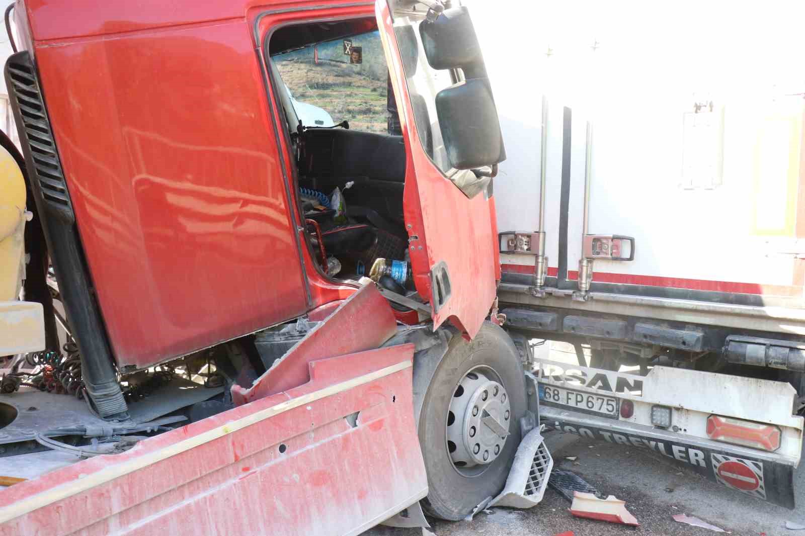 D-650’yi kilitleyen kaza: İki tır çarpıştı, uzun araç kuyrukları oluştu
