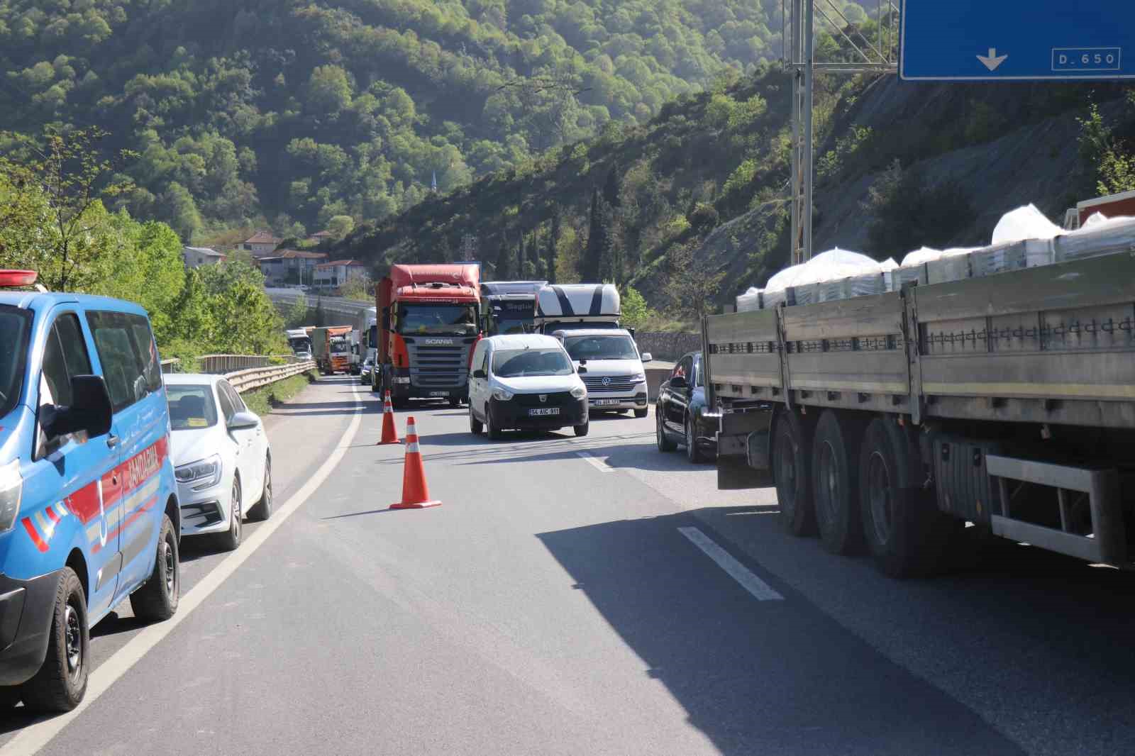 D-650’yi kilitleyen kaza: İki tır çarpıştı, uzun araç kuyrukları oluştu
