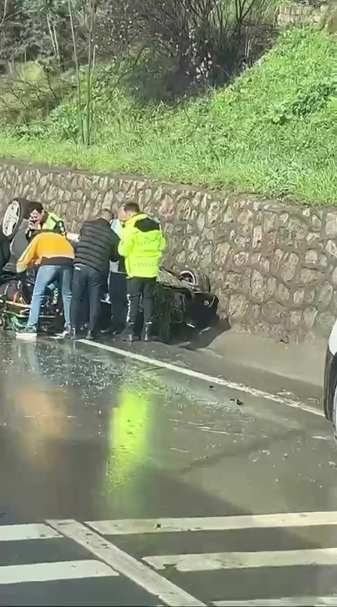 D100 kara yolunda kaza yapan araç ters döndü, sürücü yaralandı
