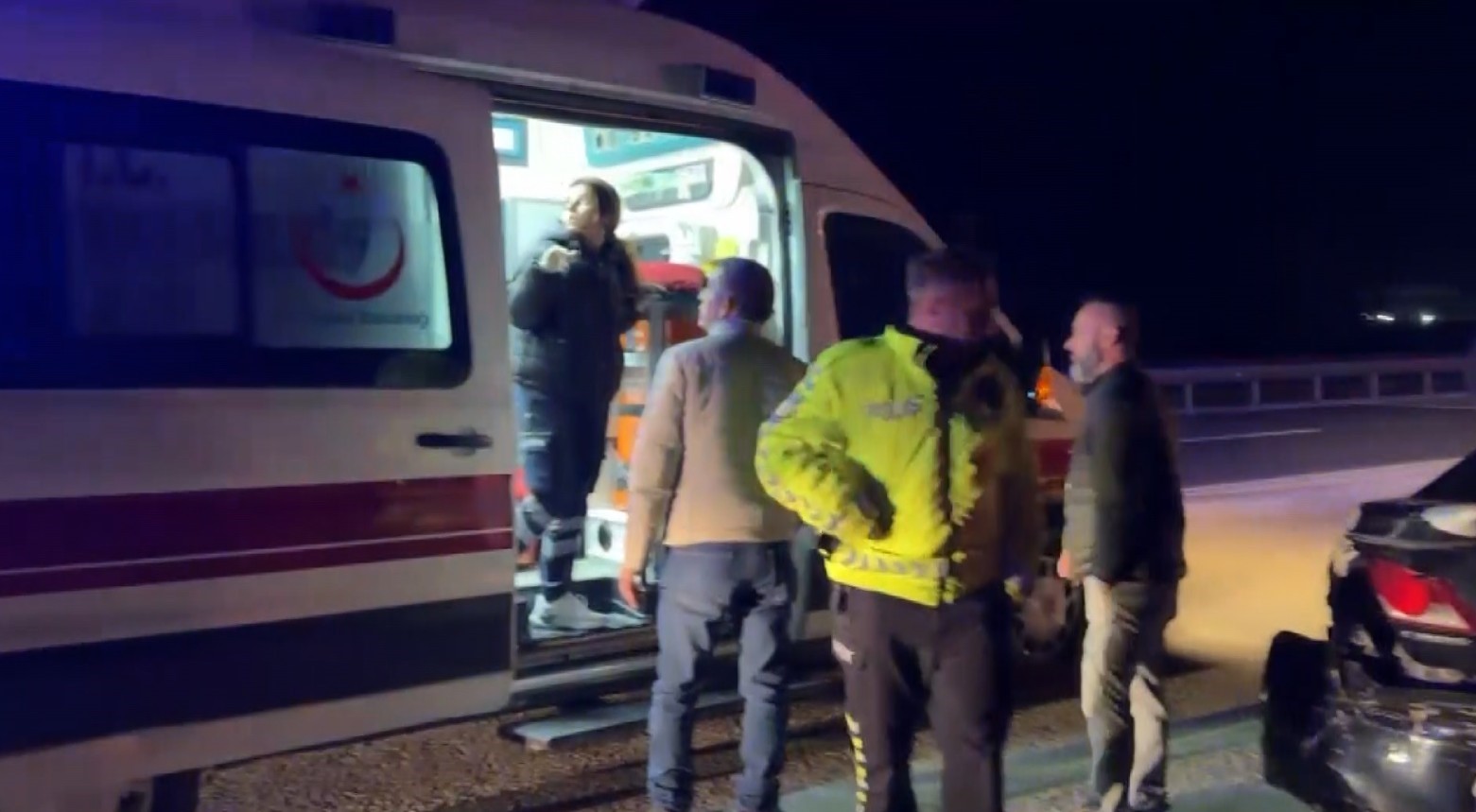 D100’de iki otomobil çarpıştı: 2 yaralı
